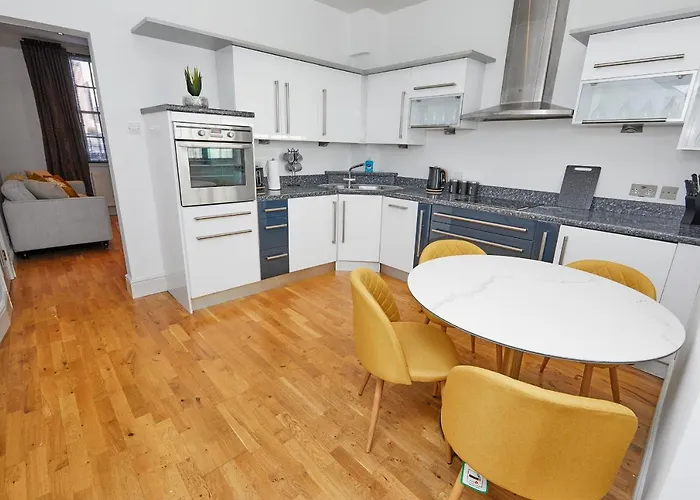 Derby Cathedral Town House - 2 Mins Walk To City - Free Secure Parking