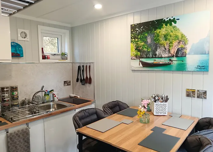 A Lovely 2-Bedrooms Guesthouse In Derby City - Sleep 4 - Only 1 Booking At Time - Free Parking, Private Entrance, Peaceful, Air-Con, Heating And Super Fast Wi-Fi