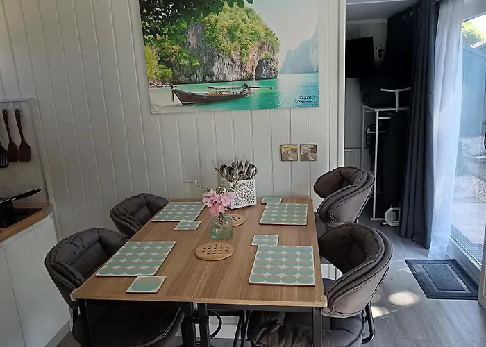 2-Bedrooms, Sleep Up To 4, Air-Conditioning, Private Entrance, Only 1 Booking At Time, Free Parking, Super Fast Wi-Fi, Netflix, Kitchenette, Garden Smoking Area