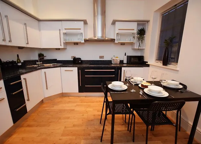 Derby 2 Bed Town House - Mins To University & City - Secure Parking