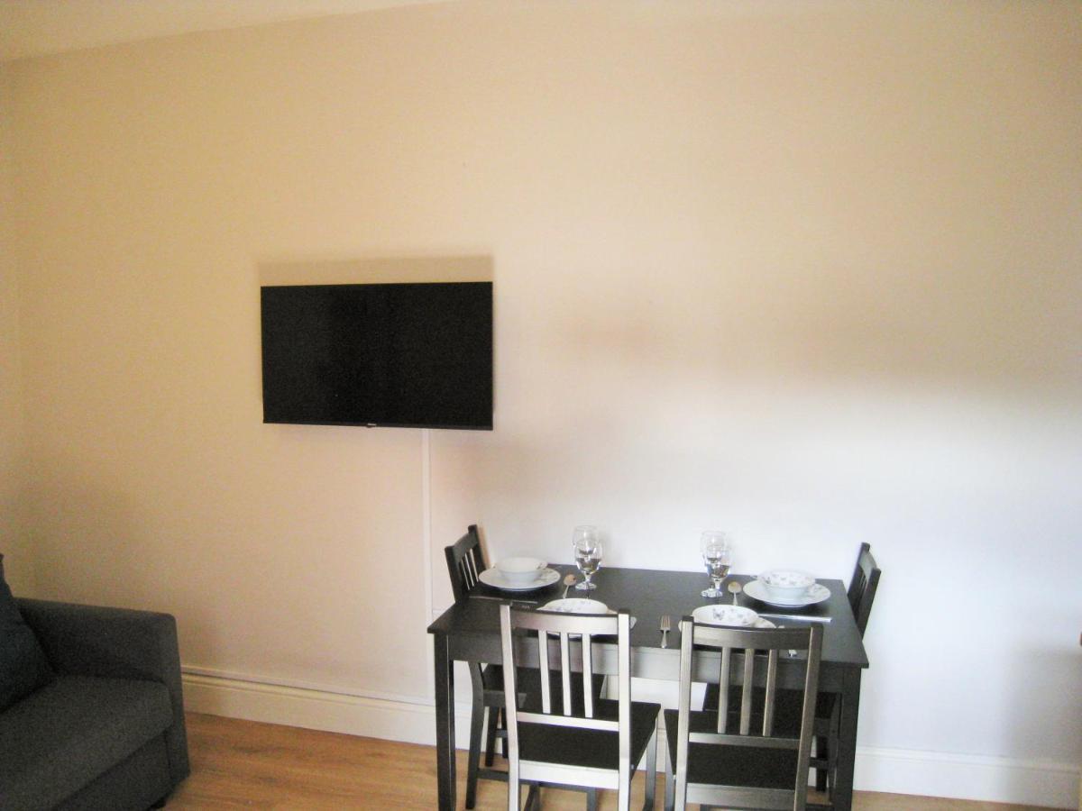 Swinb Apartment, With King Size Bed, Free Wifi And Free Parking *