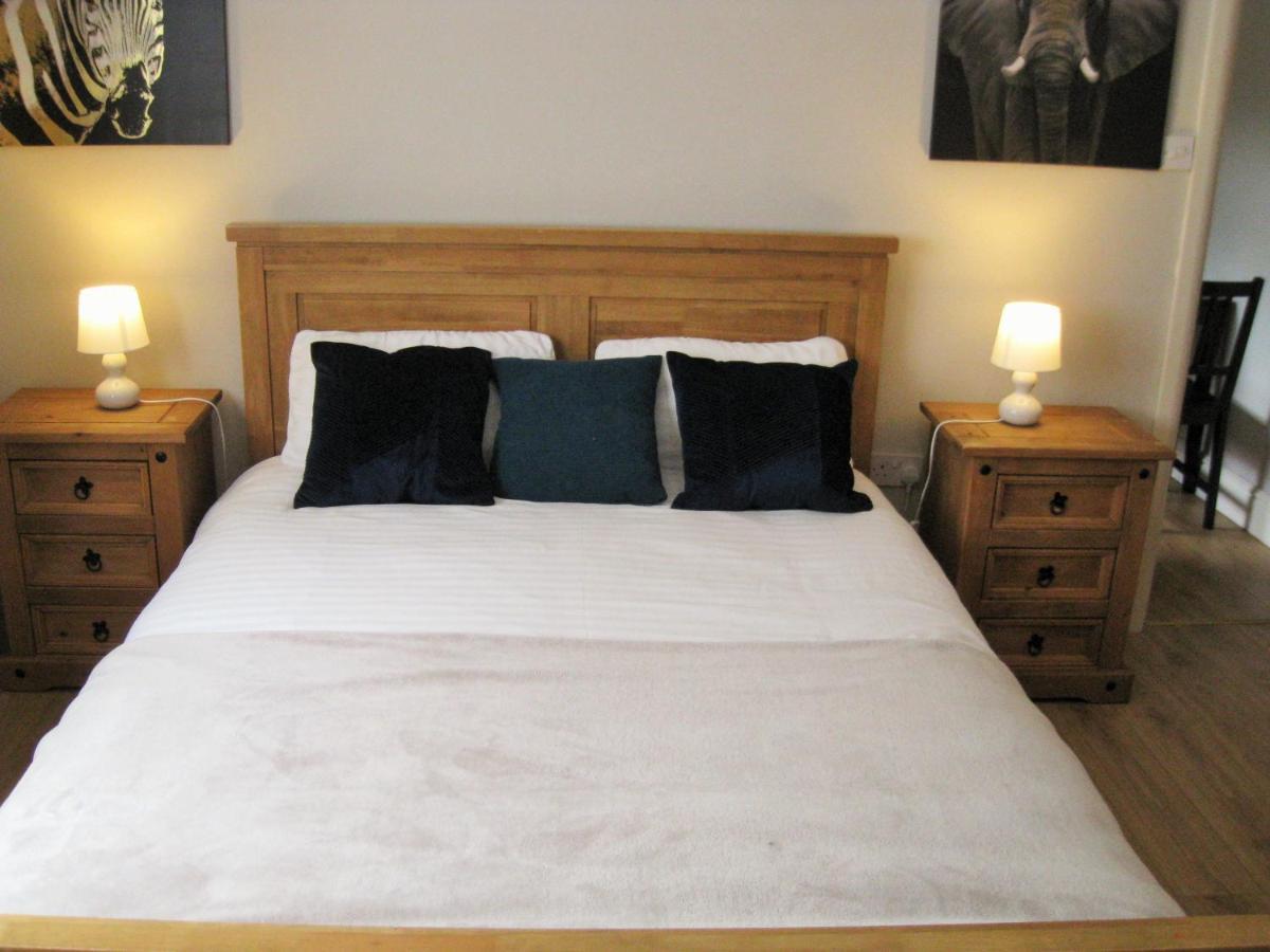 Swinb Apartment, With King Size Bed, Free Wifi And Free Parking *