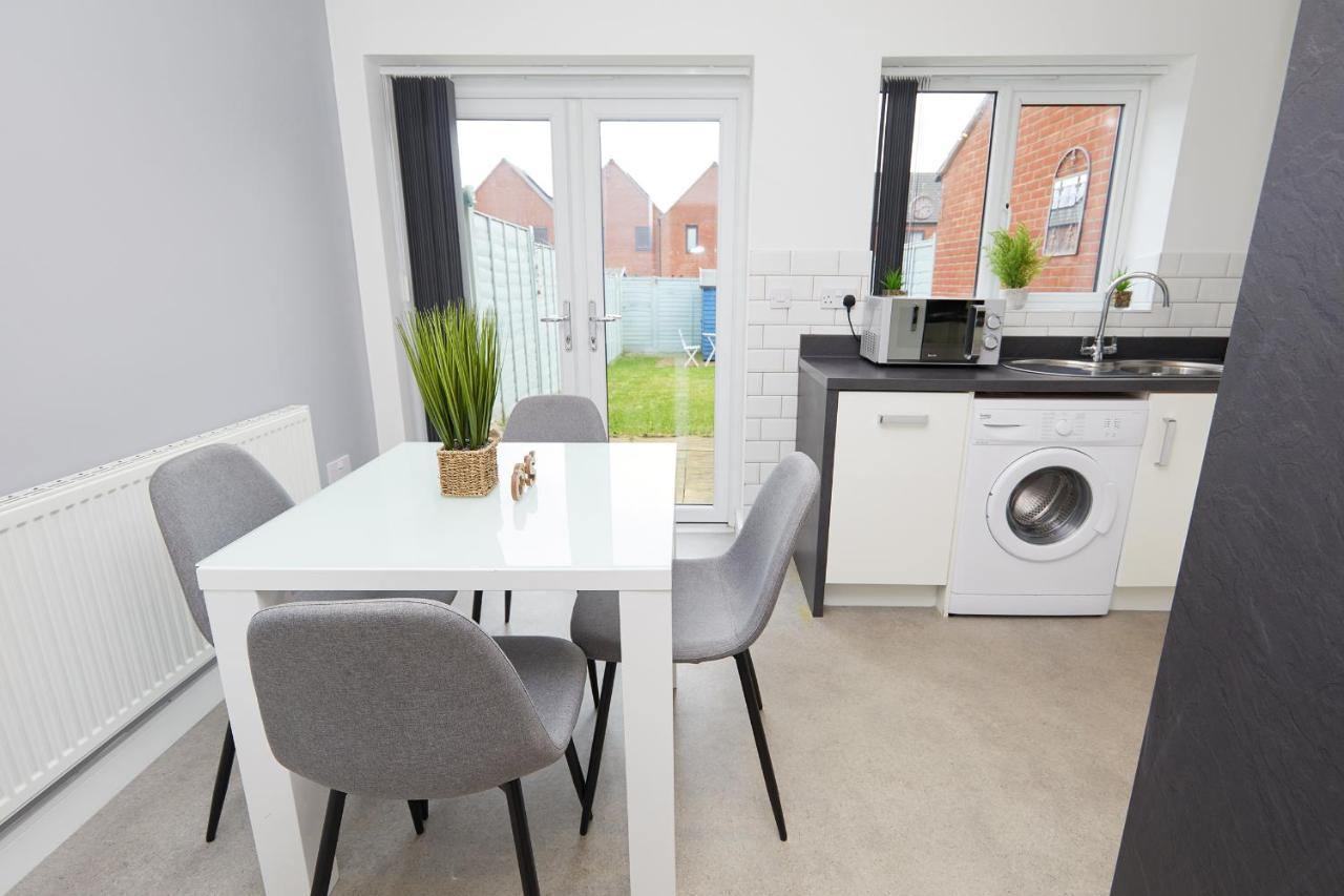 Casa de férias Comfort - 2 Bed House, 3 Min Walk To Hospital, Free Parking Derby