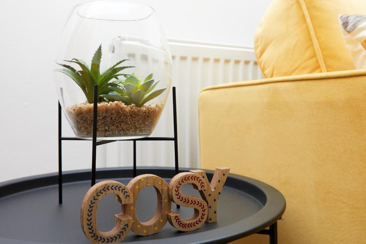 Casa de férias Comfort - 2 Bed House, 3 Min Walk To Hospital, Free Parking