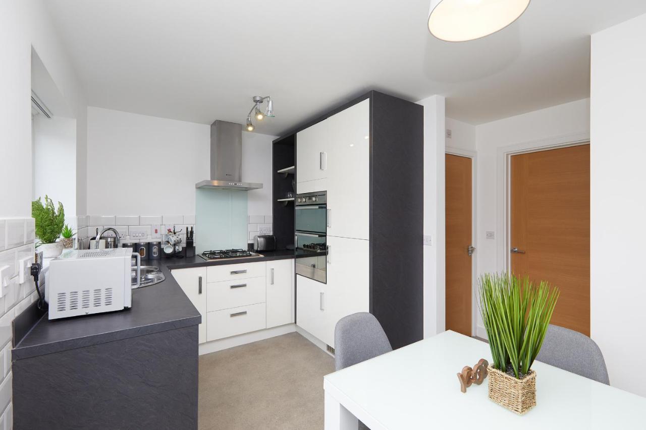 Casa de férias Comfort - 2 Bed House, 3 Min Walk To Hospital, Free Parking *