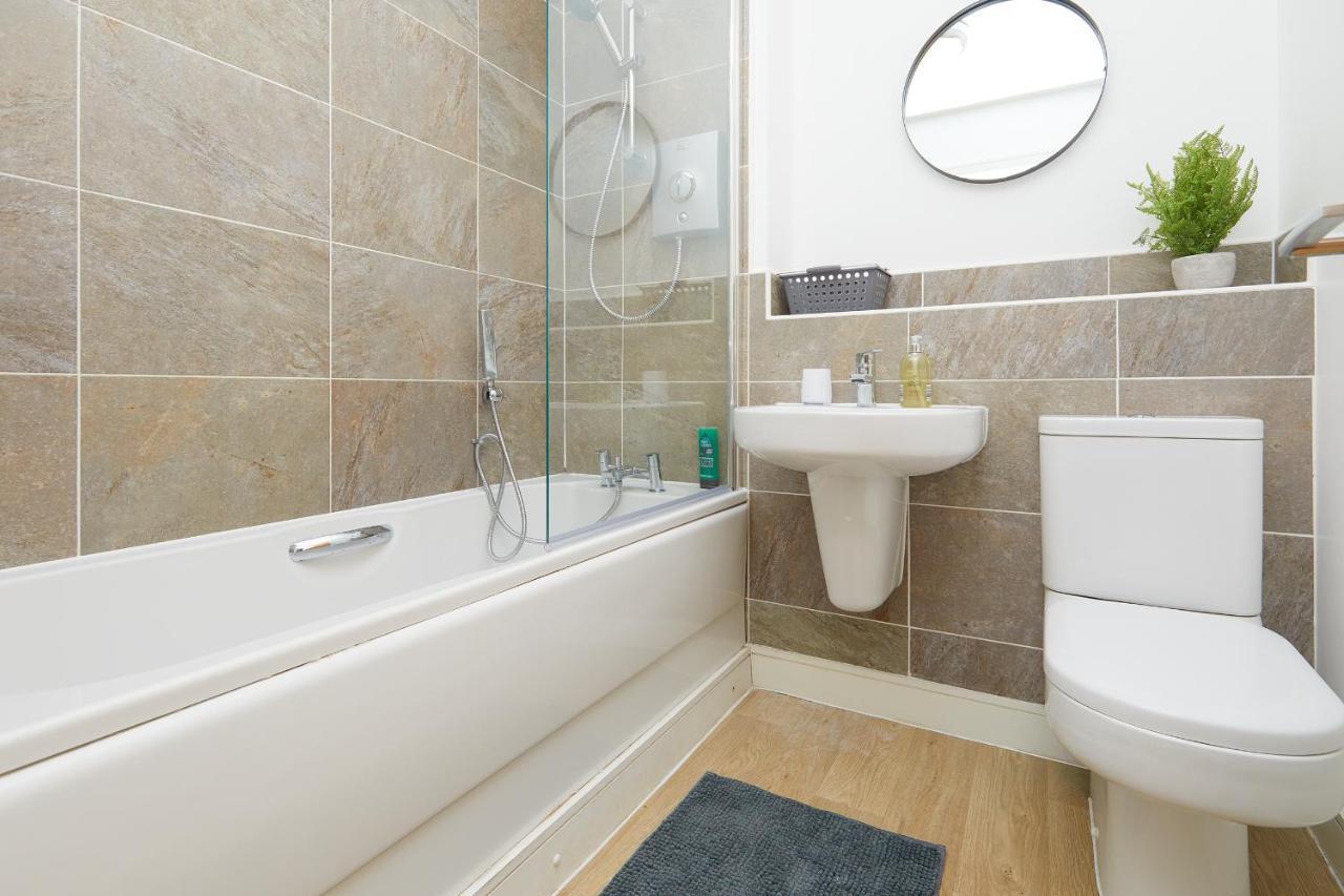 Comfort - 2 Bed House, 3 Min Walk To Hospital, Free Parking Casa de férias *