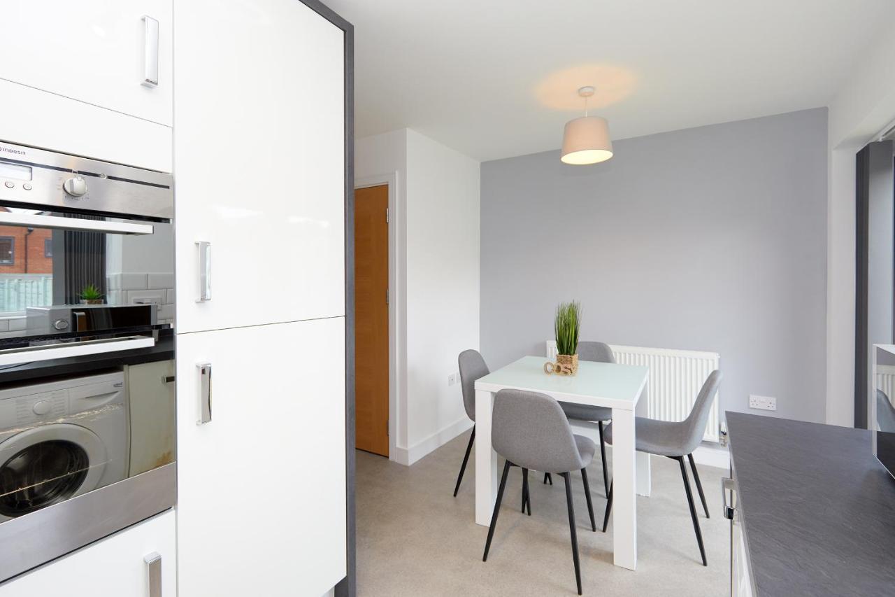 Casa de férias Comfort - 2 Bed House, 3 Min Walk To Hospital, Free Parking *