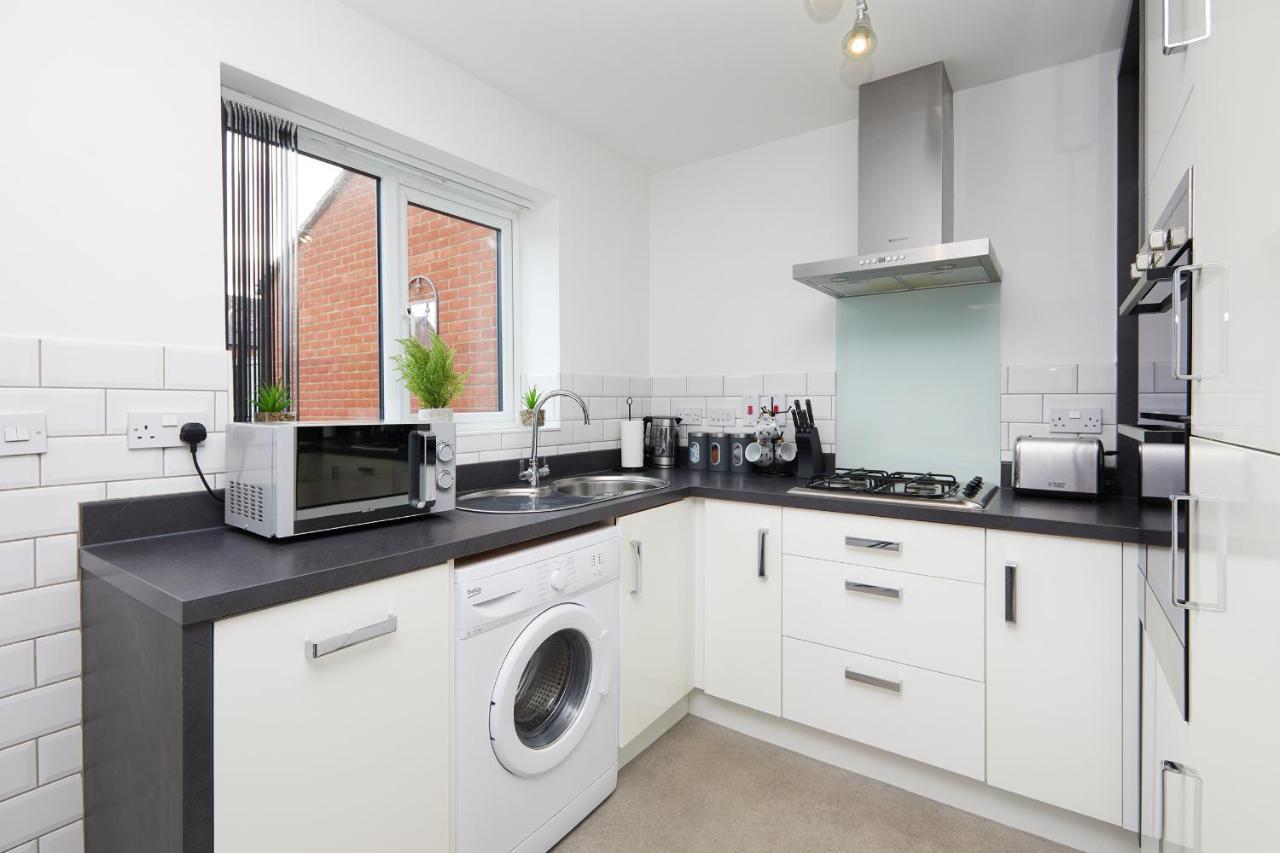 Casa de férias Comfort - 2 Bed House, 3 Min Walk To Hospital, Free Parking *