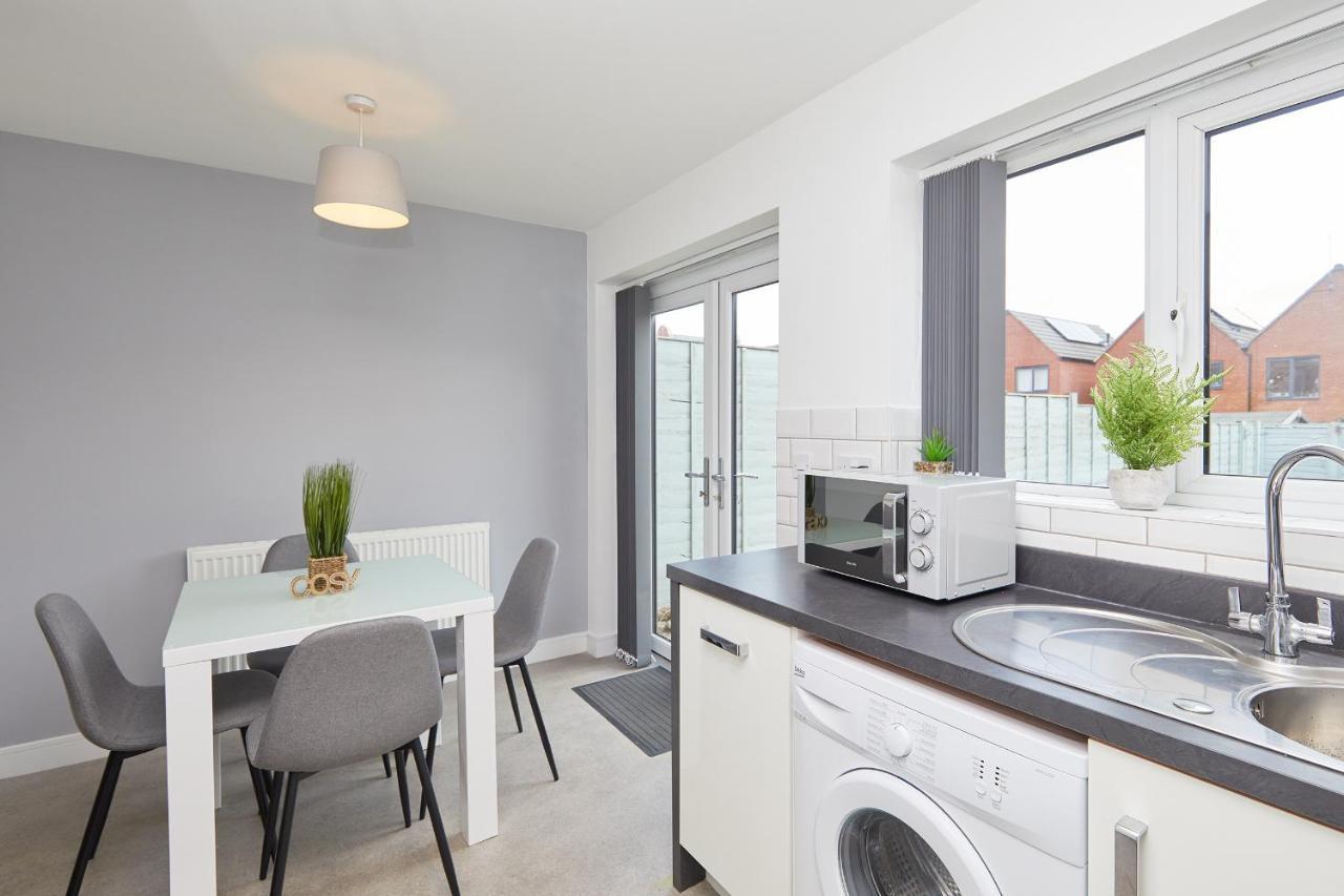 Casa de férias Comfort - 2 Bed House, 3 Min Walk To Hospital, Free Parking *