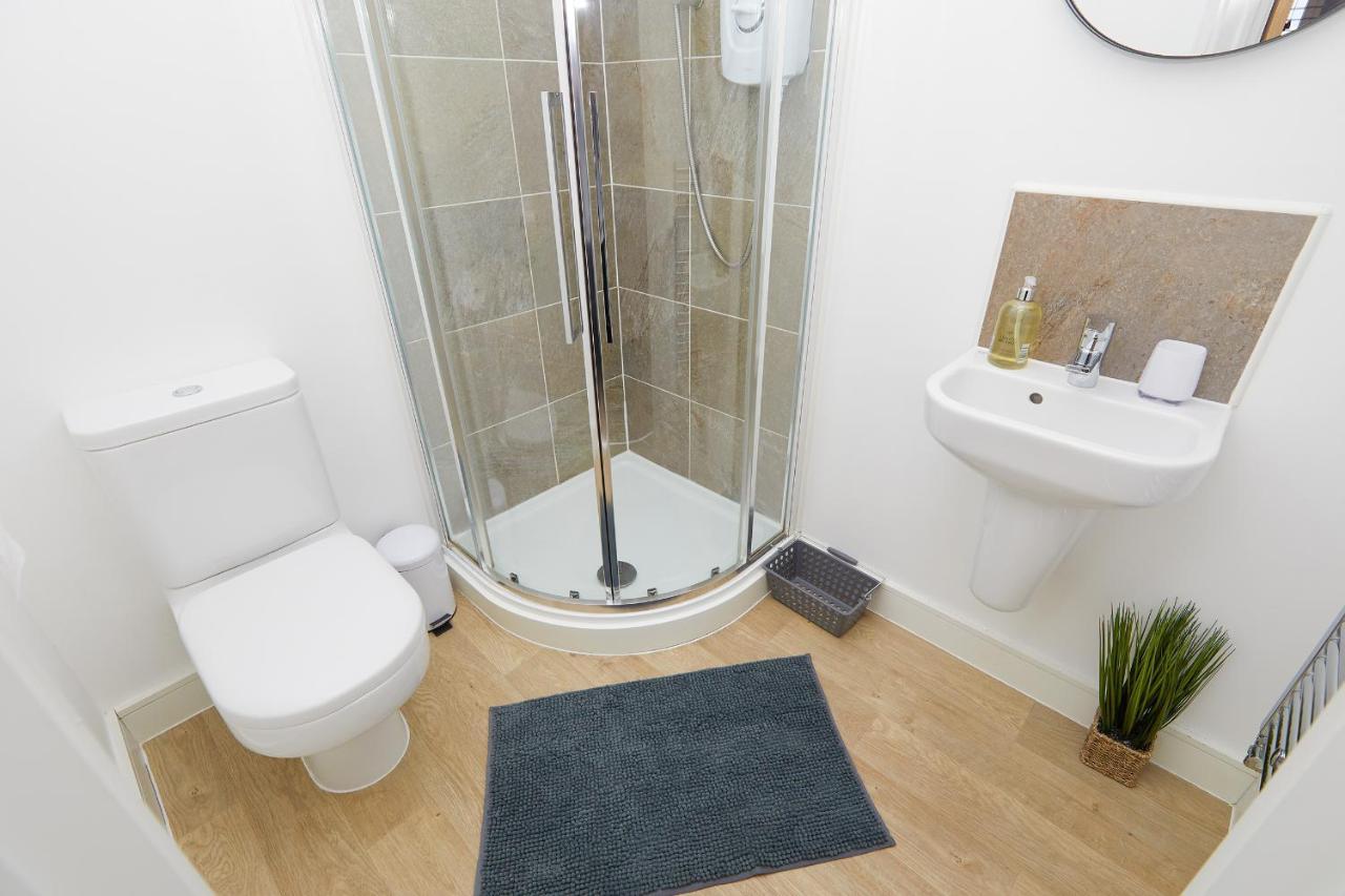 Comfort - 2 Bed House, 3 Min Walk To Hospital, Free Parking Casa de férias