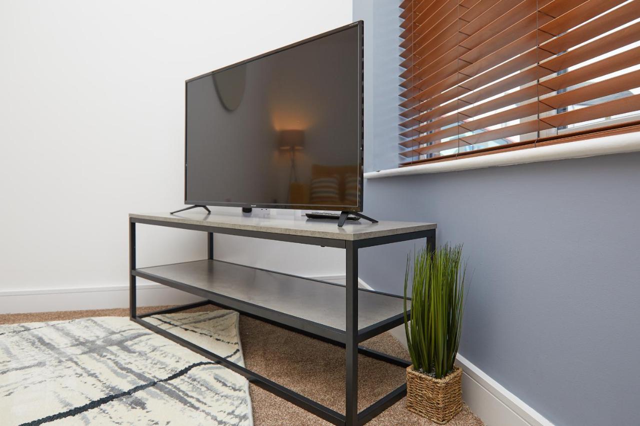 Casa de férias Comfort - 2 Bed House, 3 Min Walk To Hospital, Free Parking *
