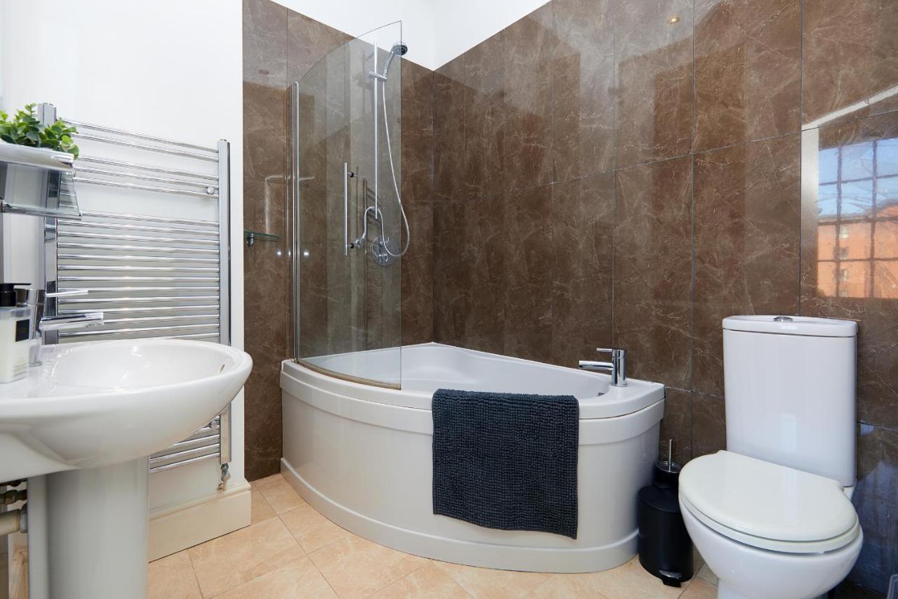 Cathedral Town House - 2 Mins Walk To City - Free Secure Parking Apartment