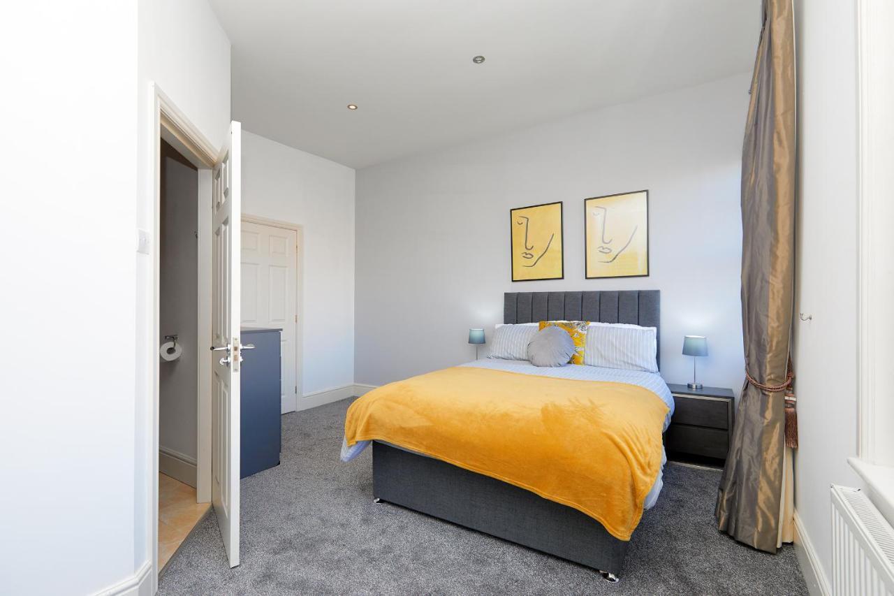 Cathedral Town House - 2 Mins Walk To City - Free Secure Parking Apartment