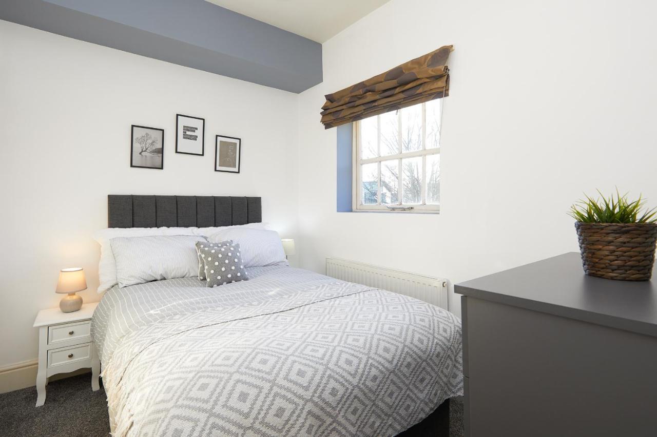 Cathedral Town House - 2 Mins Walk To City - Free Secure Parking *