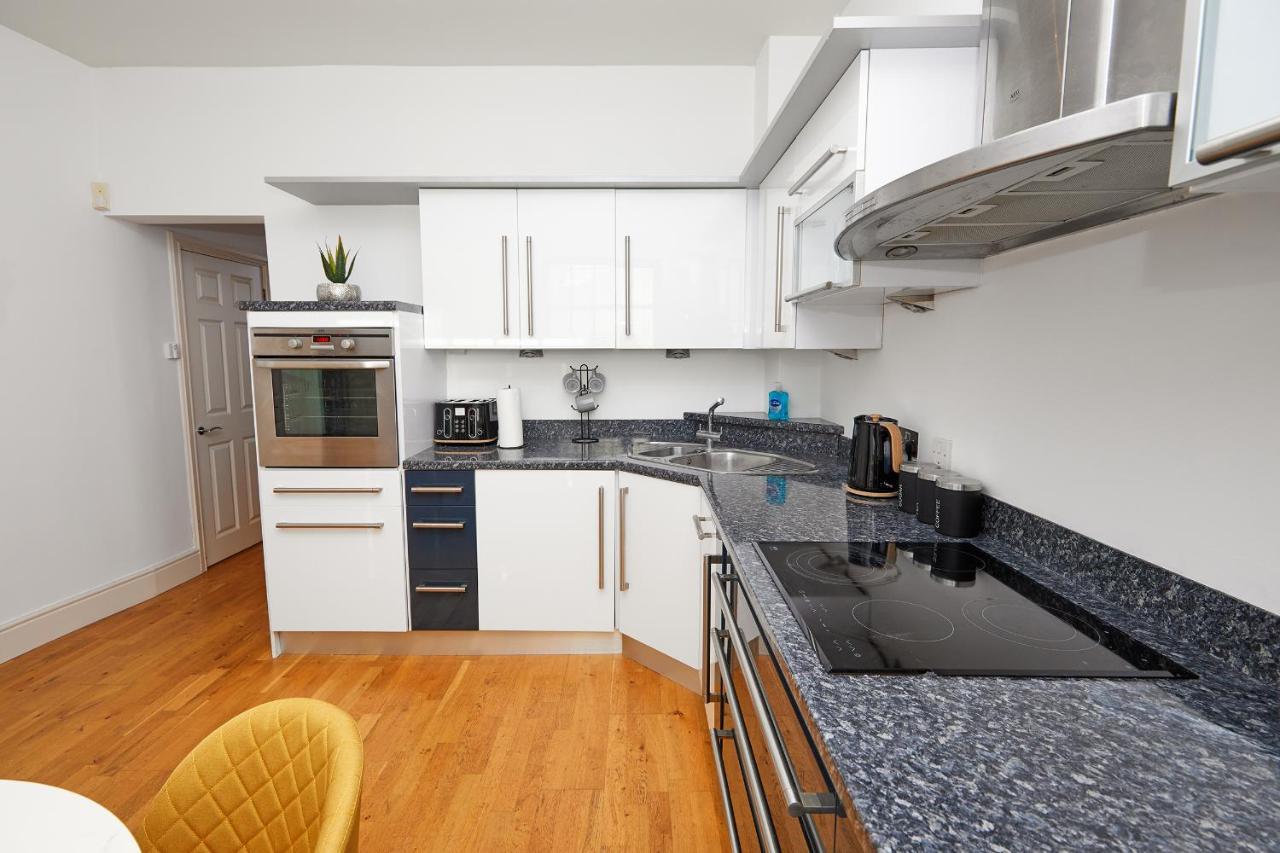 Cathedral Town House - 2 Mins Walk To City - Free Secure Parking