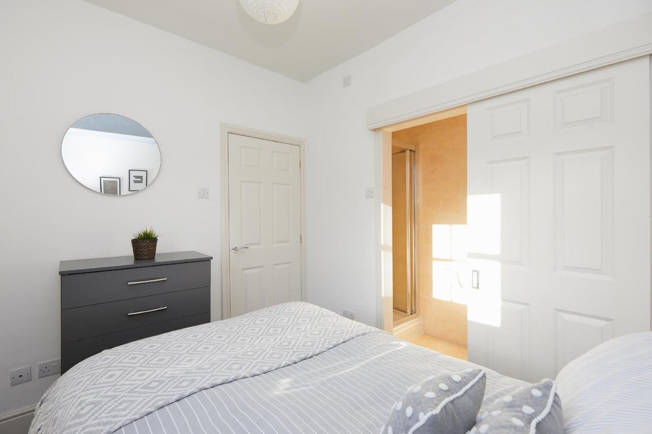 Cathedral Town House - 2 Mins Walk To City - Free Secure Parking *