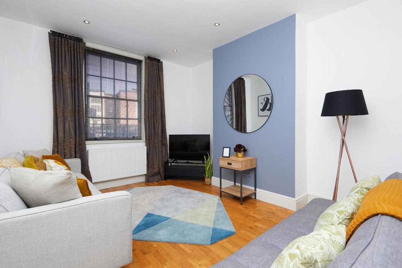 Cathedral Town House - 2 Mins Walk To City - Free Secure Parking Apartment *