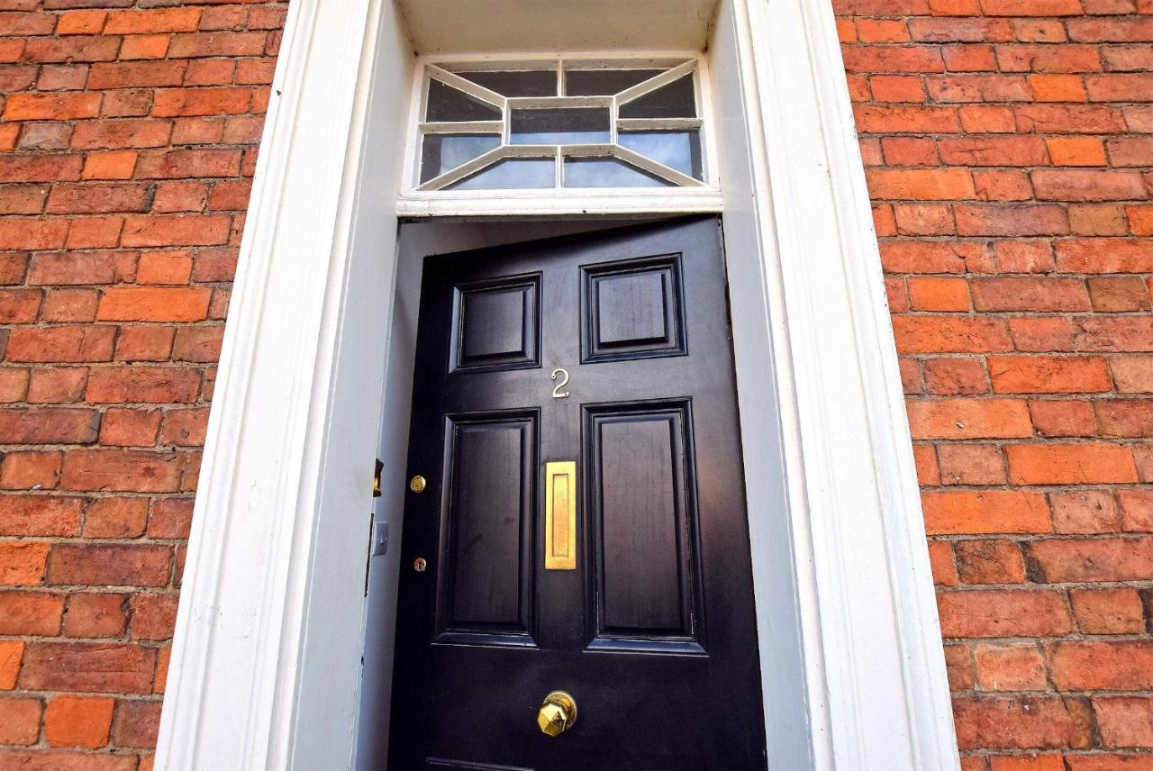 Cathedral Town House - 2 Mins Walk To City - Free Secure Parking Apartment Derby