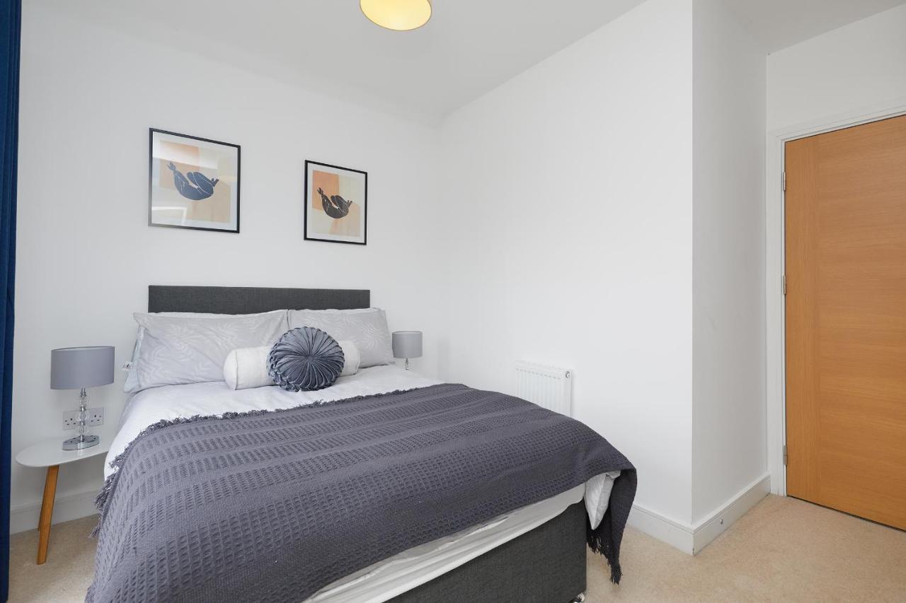 3 Bed Townhouse Haven - Steps From Royal Hospital, Driveway Parking Apartment *