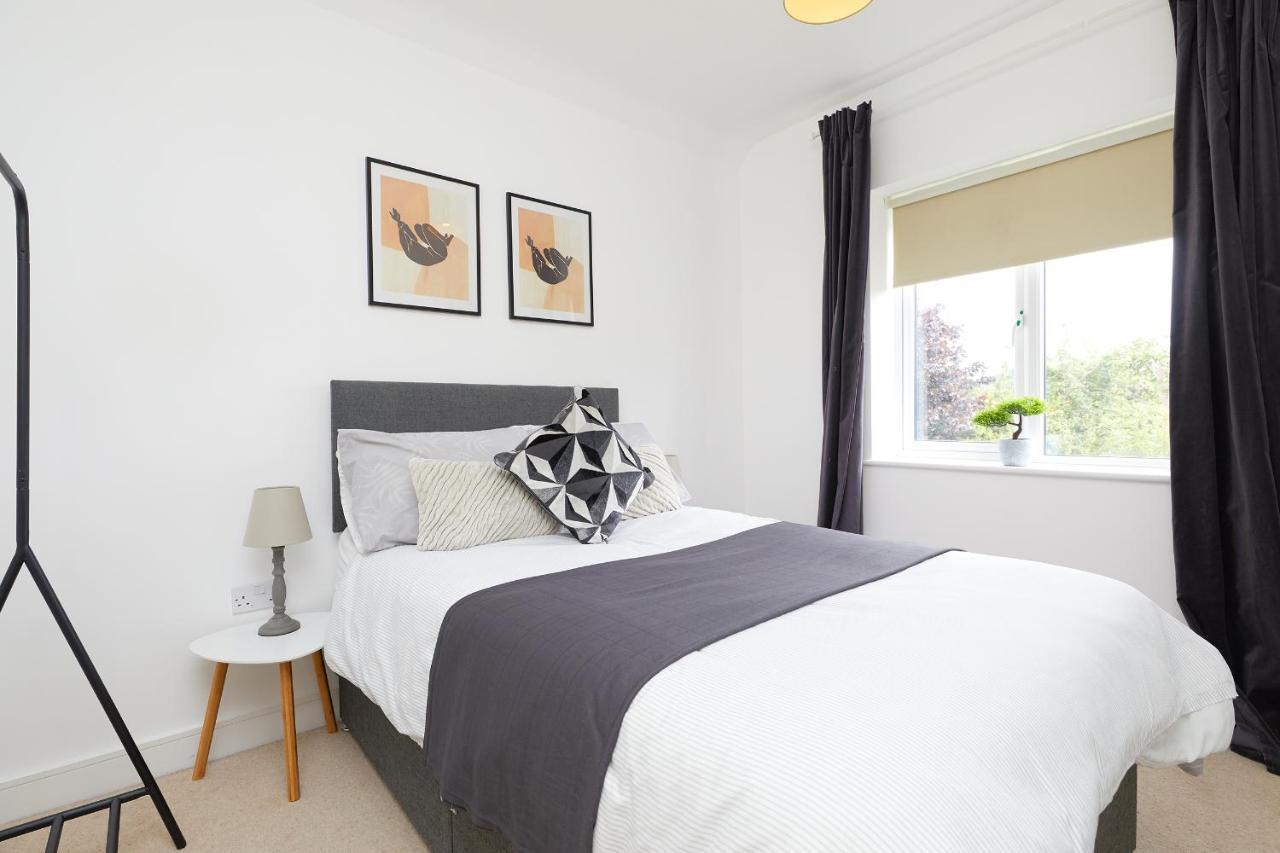 3 Bed Townhouse Haven - Steps From Royal Hospital, Driveway Parking Derby