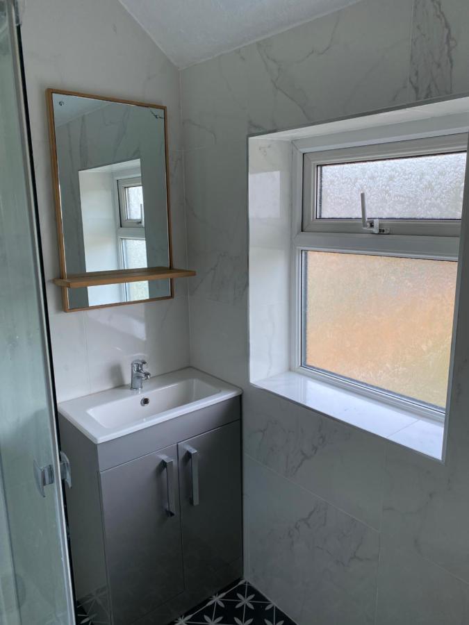 Casa de férias Cosy Kingsway House, Entire House, 5 Bedrooms With 7 Beds, Working Facility, Free Parking , Smart Tv For Each Room, Free Wifi, Washing Machine, Near To Royal Hospital, And Toyota Manufacturing Ltd, Easy Access To A38 And A50 *