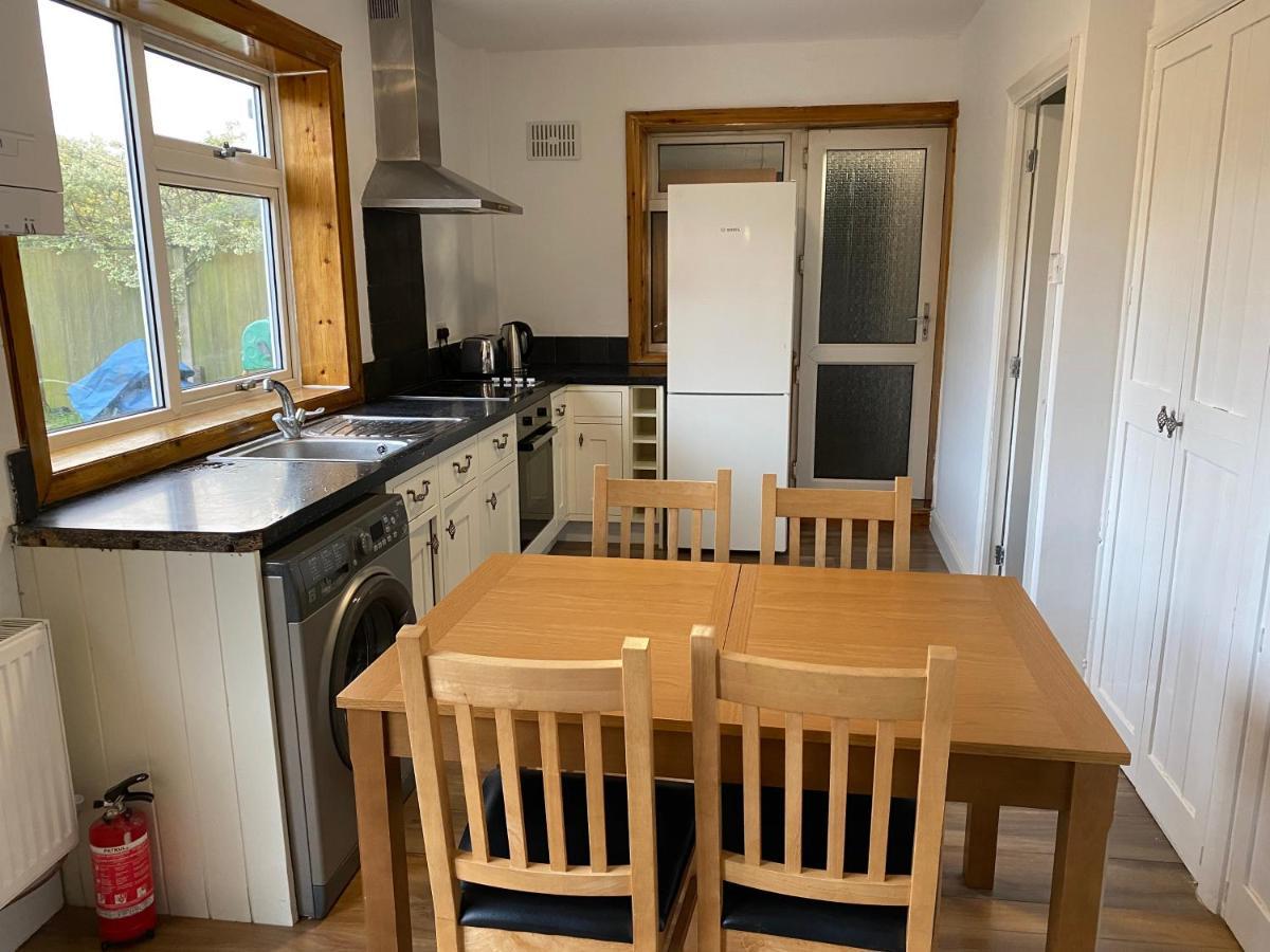 Casa de férias Cosy Kingsway House, Entire House, 5 Bedrooms With 7 Beds, Working Facility, Free Parking , Smart Tv For Each Room, Free Wifi, Washing Machine, Near To Royal Hospital, And Toyota Manufacturing Ltd, Easy Access To A38 And A50 Derby