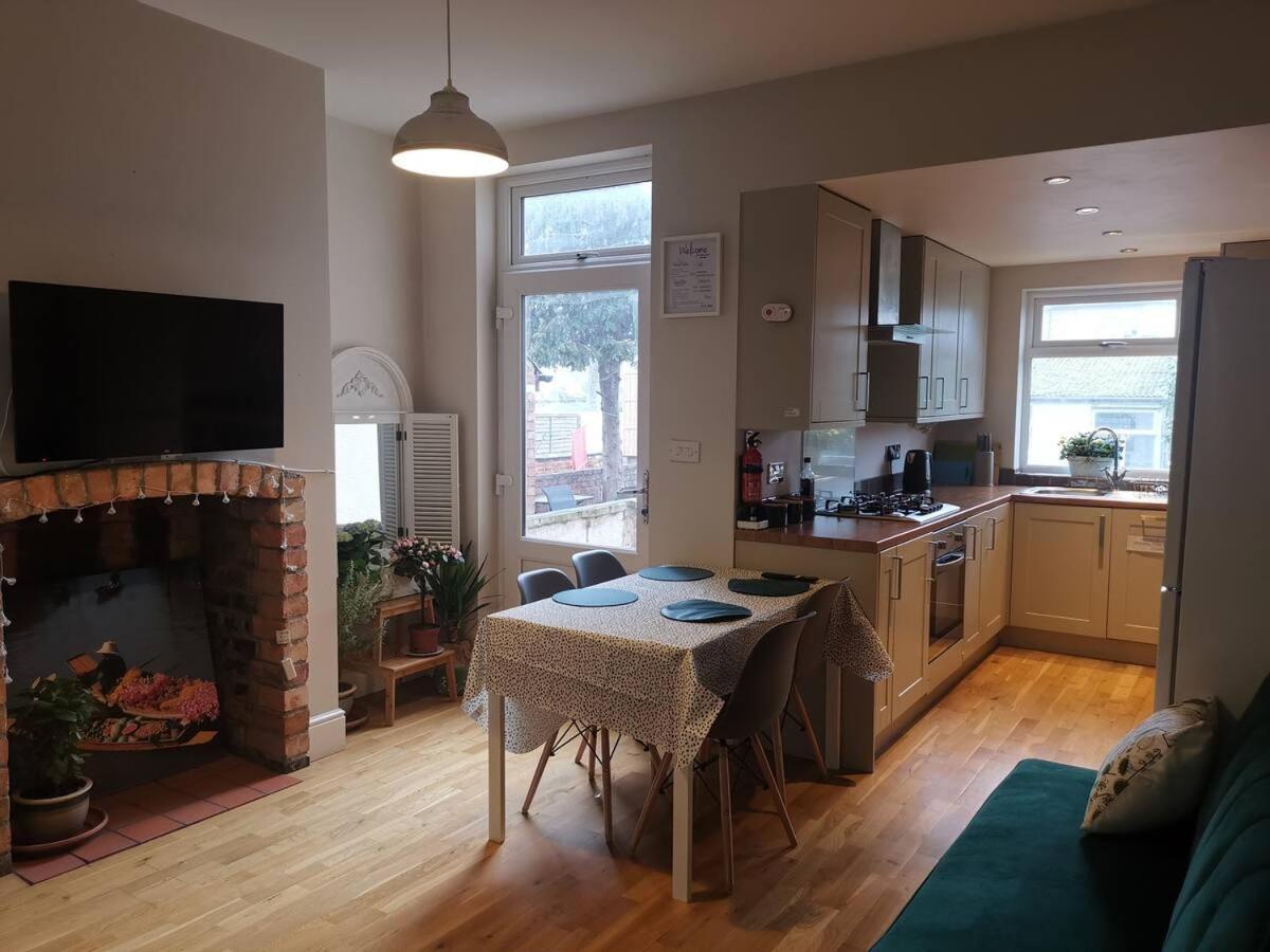 Guest house Pride Park Private Ensuite Room- 2 Beds- Free Parking