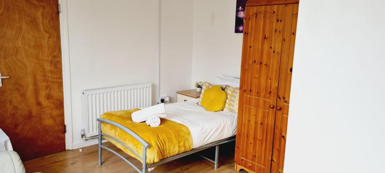 Worcester House - Single, En-suite Double Or Twin - Total 4 6 Beds, Lounge & Kitchen, Free Wi-fi, On-drive Parking Homestay
