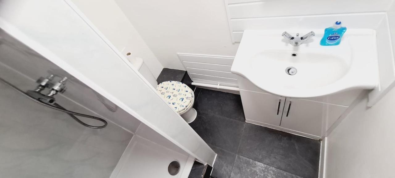 Worcester House - Single, En-suite Double Or Twin - Total 4 6 Beds, Lounge & Kitchen, Free Wi-fi, On-drive Parking *