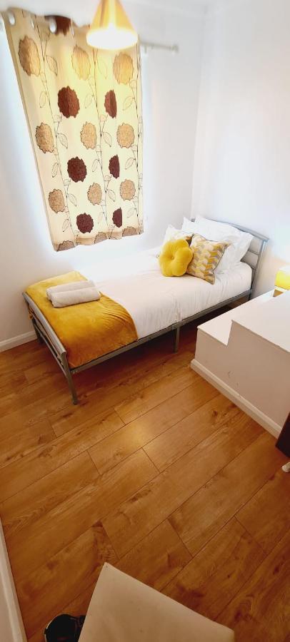 Homestay Worcester House - Single, En-suite Double Or Twin - Total 4 6 Beds, Lounge & Kitchen, Free Wi-fi, On-drive Parking *