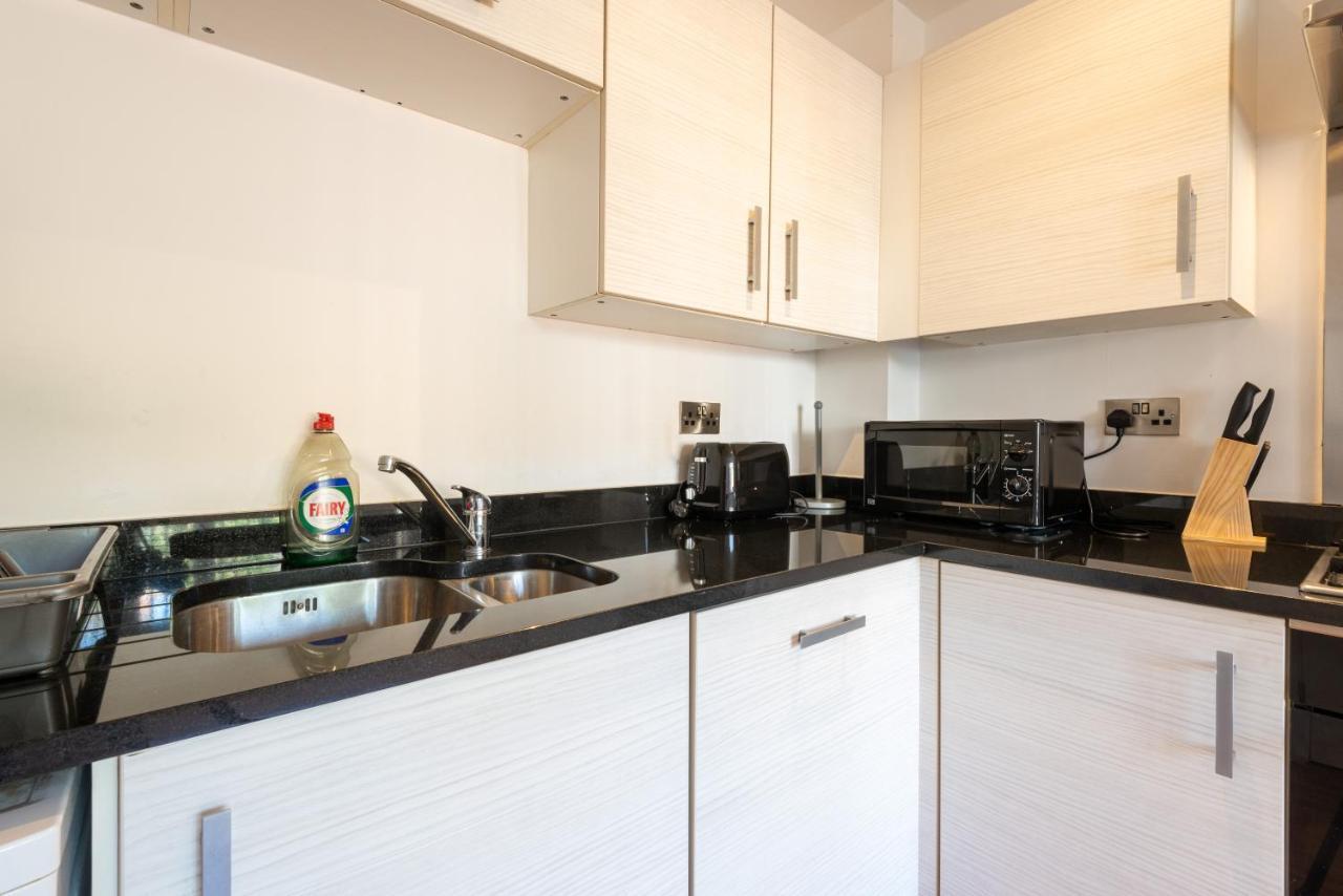 Casa de férias Parking - Spacious - Smart Tv - Self Checkin - Garden - King Derby