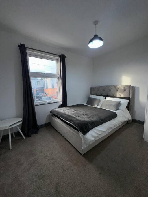Modern 2 Bed Flat In City Apartamento