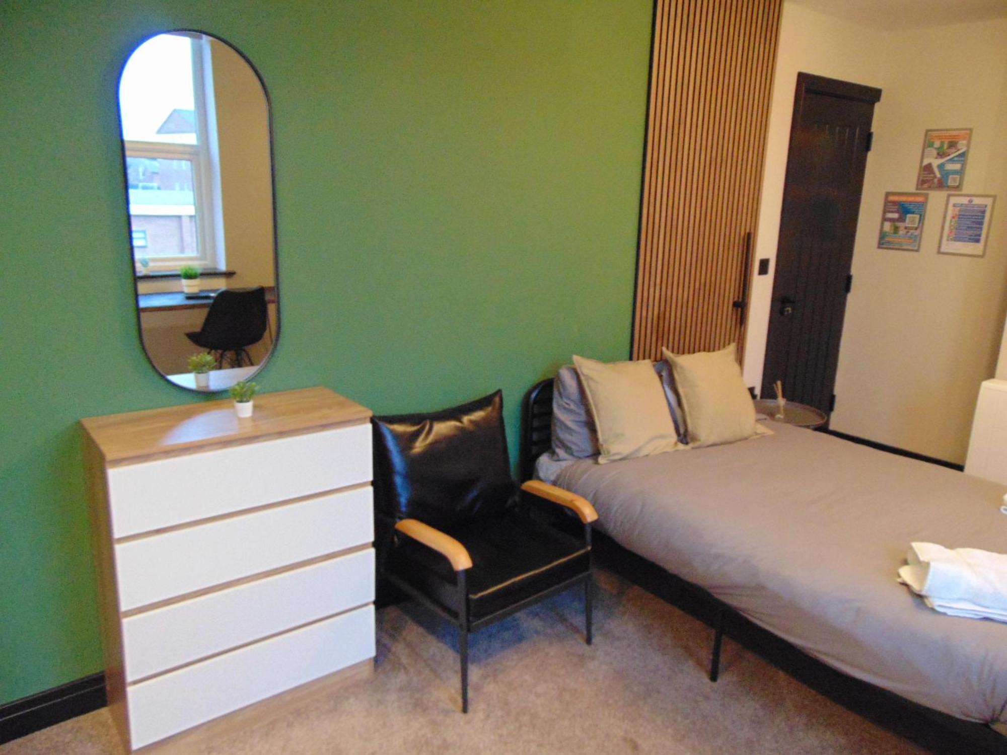Close To Royal Hospital With Free Parking On-site Apartment