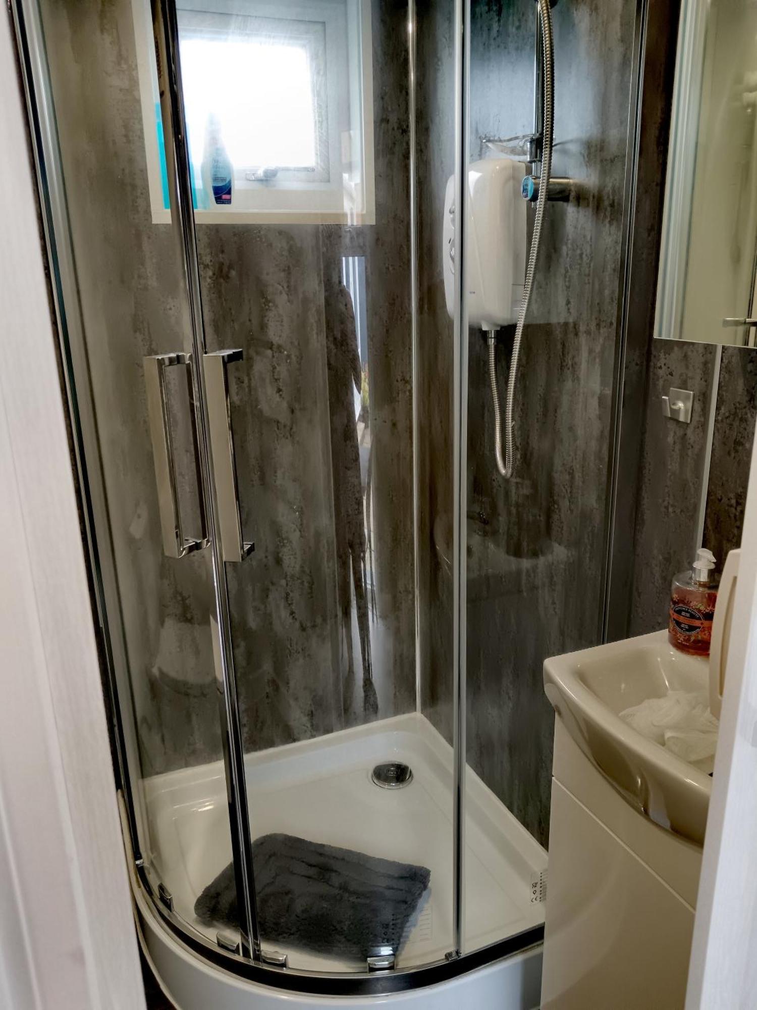A Lovely 2-bedrooms In - Recently Extended To 355 Feet2 - Up To 4 People Now, Peaceful, With Private Entrance, Free Parking, Kitchenette, Air-con, Heating, X2 Smart Tvs And Super Fast Wi-fi - Bed Options - Singles Or Superking Pensión *