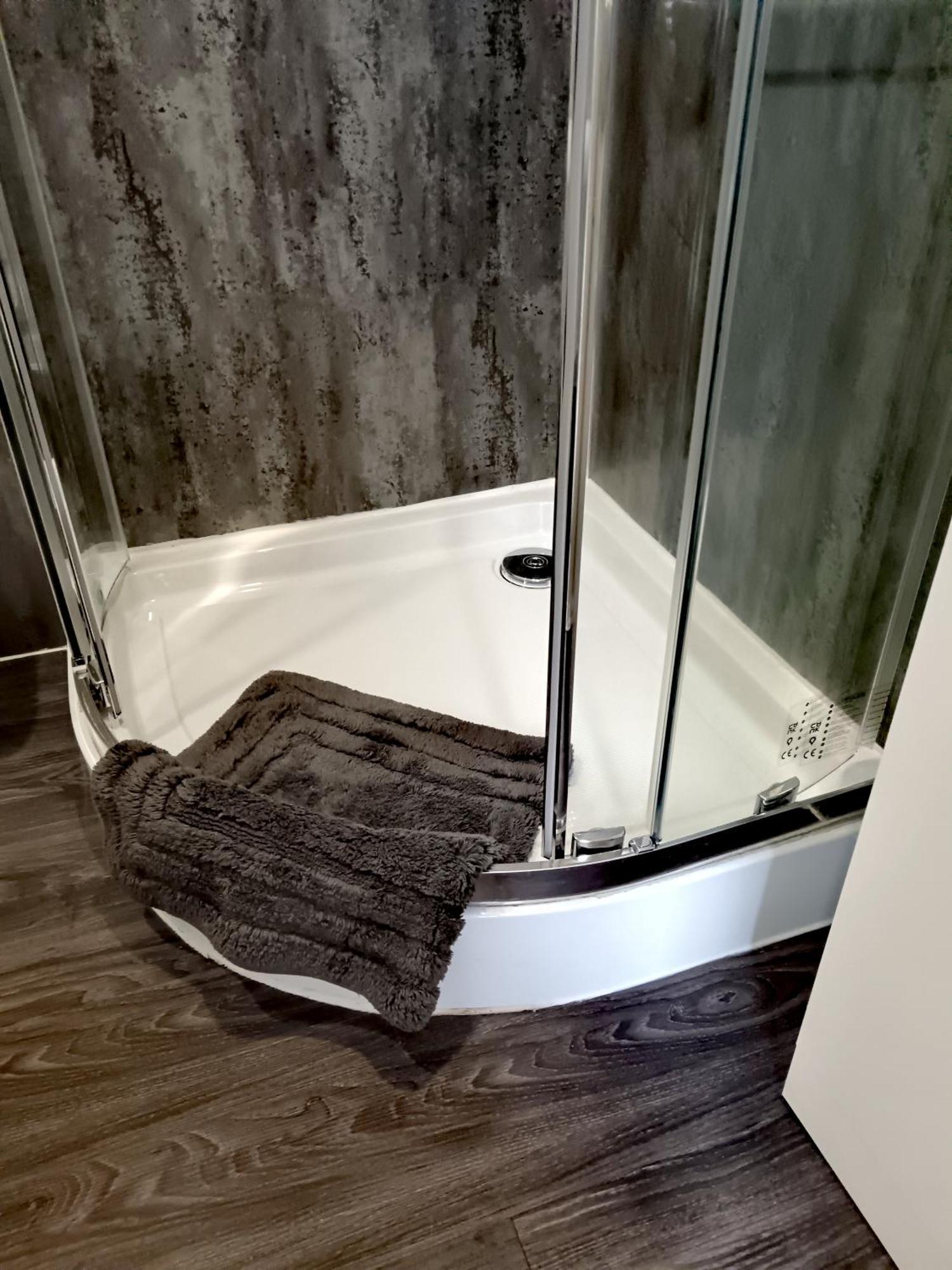 A Lovely 2-bedrooms In - Recently Extended To 355 Feet2 - Up To 4 People Now, Peaceful, With Private Entrance, Free Parking, Kitchenette, Air-con, Heating, X2 Smart Tvs And Super Fast Wi-fi - Bed Options - Singles Or Superking Pensión