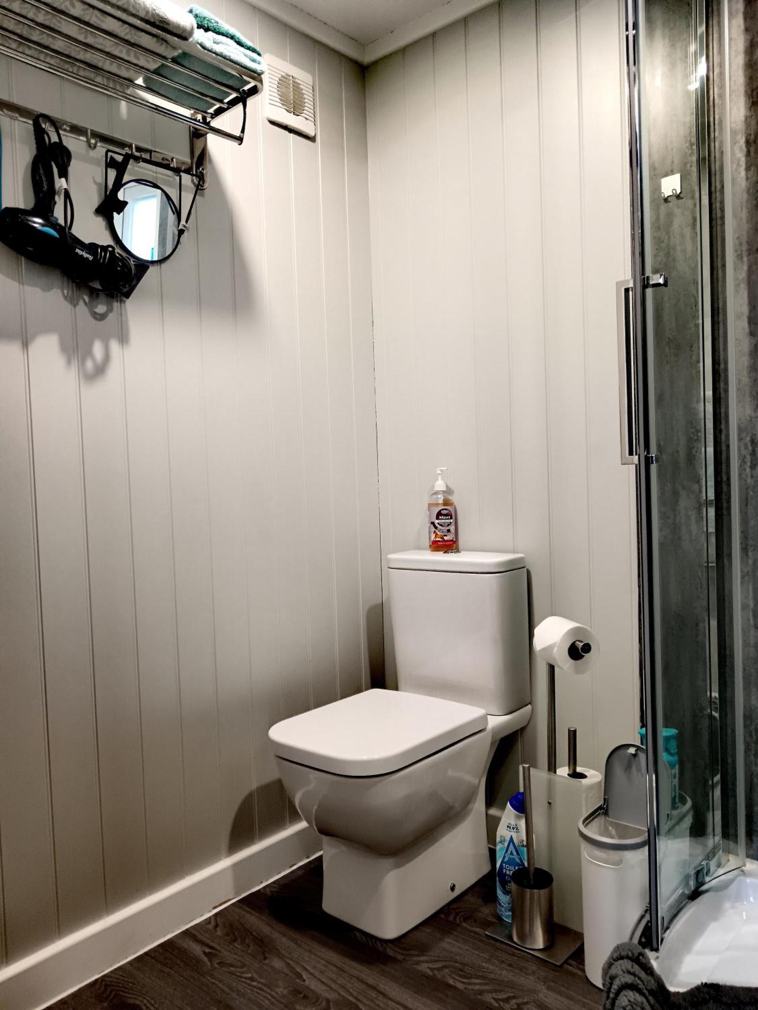 Pensión A Lovely 2-bedrooms In - Recently Extended To 355 Feet2 - Up To 4 People Now, Peaceful, With Private Entrance, Free Parking, Kitchenette, Air-con, Heating, X2 Smart Tvs And Super Fast Wi-fi - Bed Options - Singles Or Superking