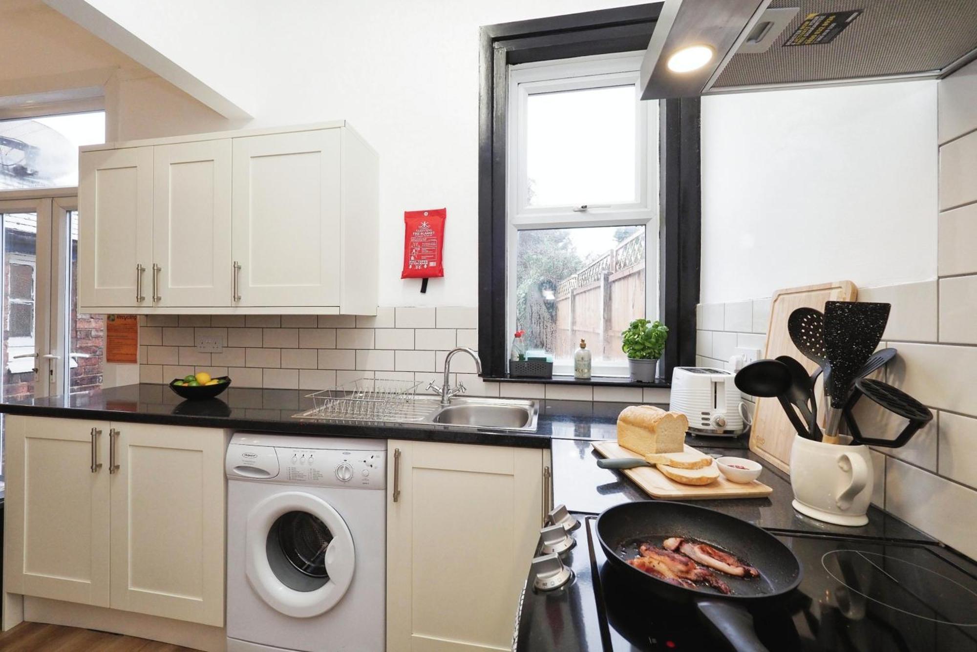 Comfortable & Flexible For Leisure, Corporate & Contractor Guests In Alvaston, *