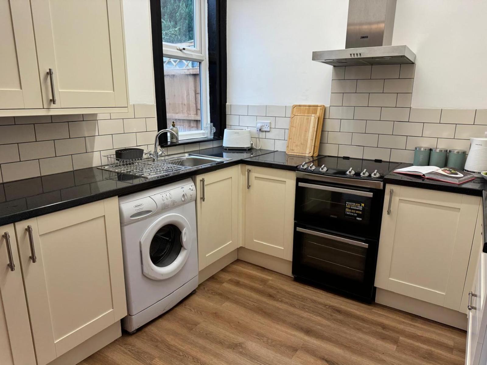 Comfortable & Flexible For Leisure, Corporate & Contractor Guests In Alvaston, Apartment