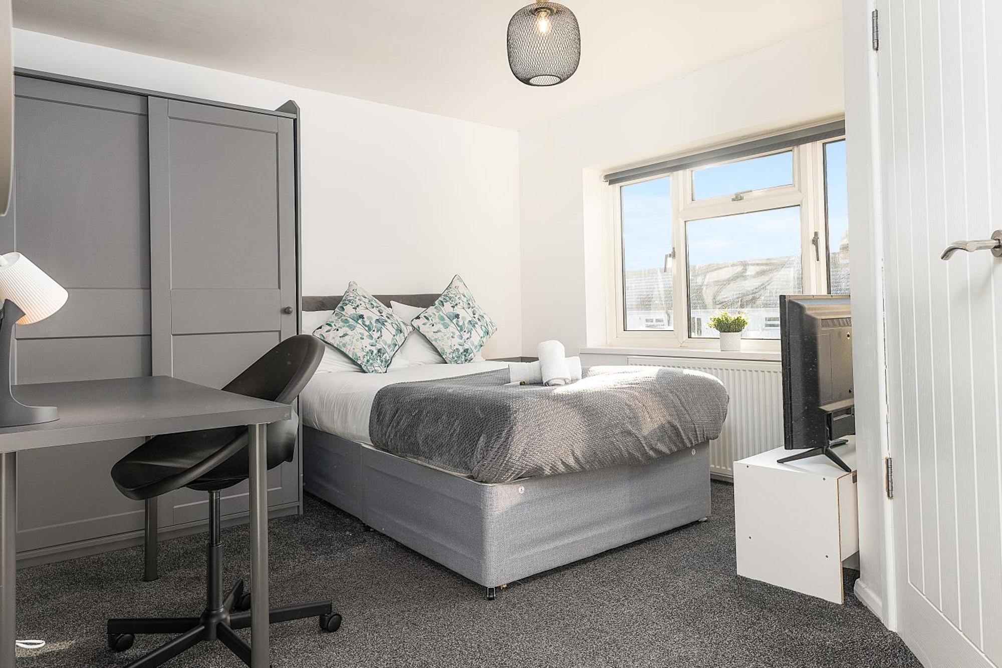 Spacious 4-bed, 4-bath Near Centre Holiday home *