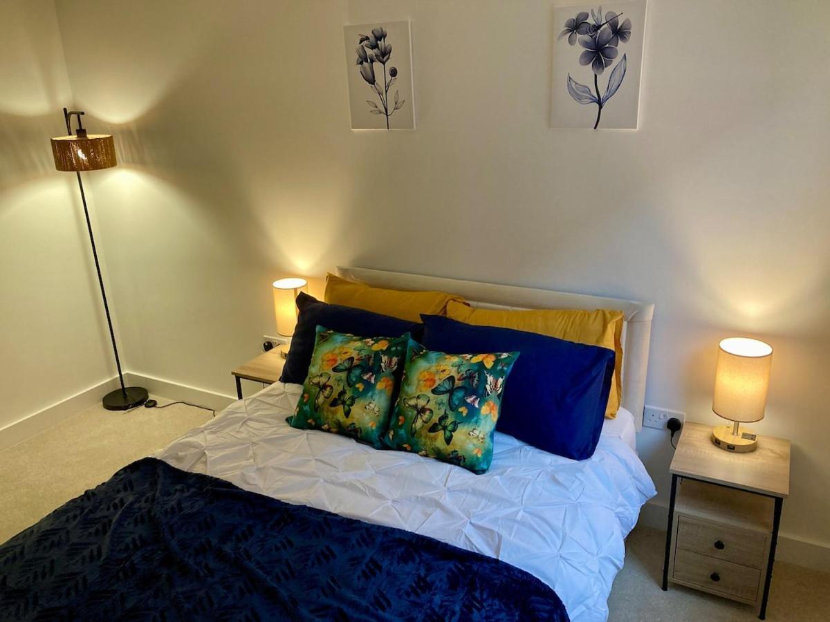2 Bedroom Luxury Apartment! Center With Free Parking!