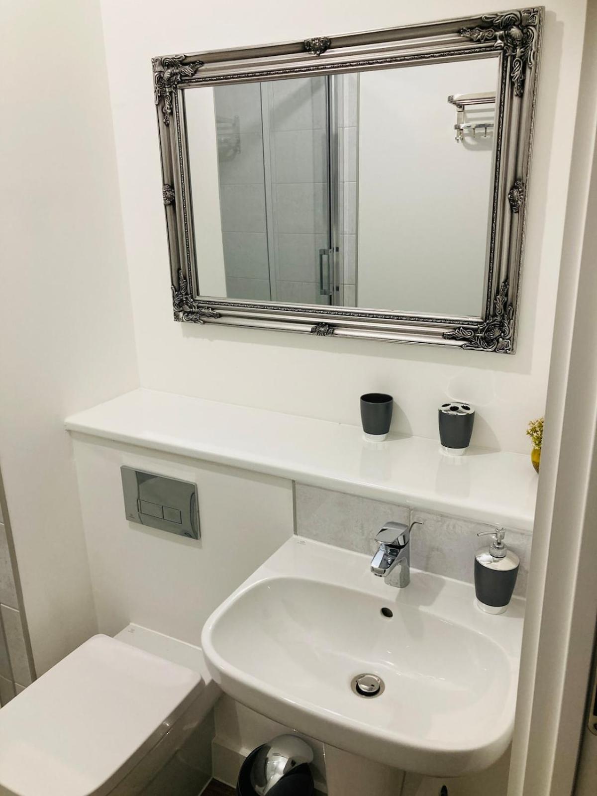 2 Bedroom Luxury Apartment! Center With Free Parking! Apartamento Derby