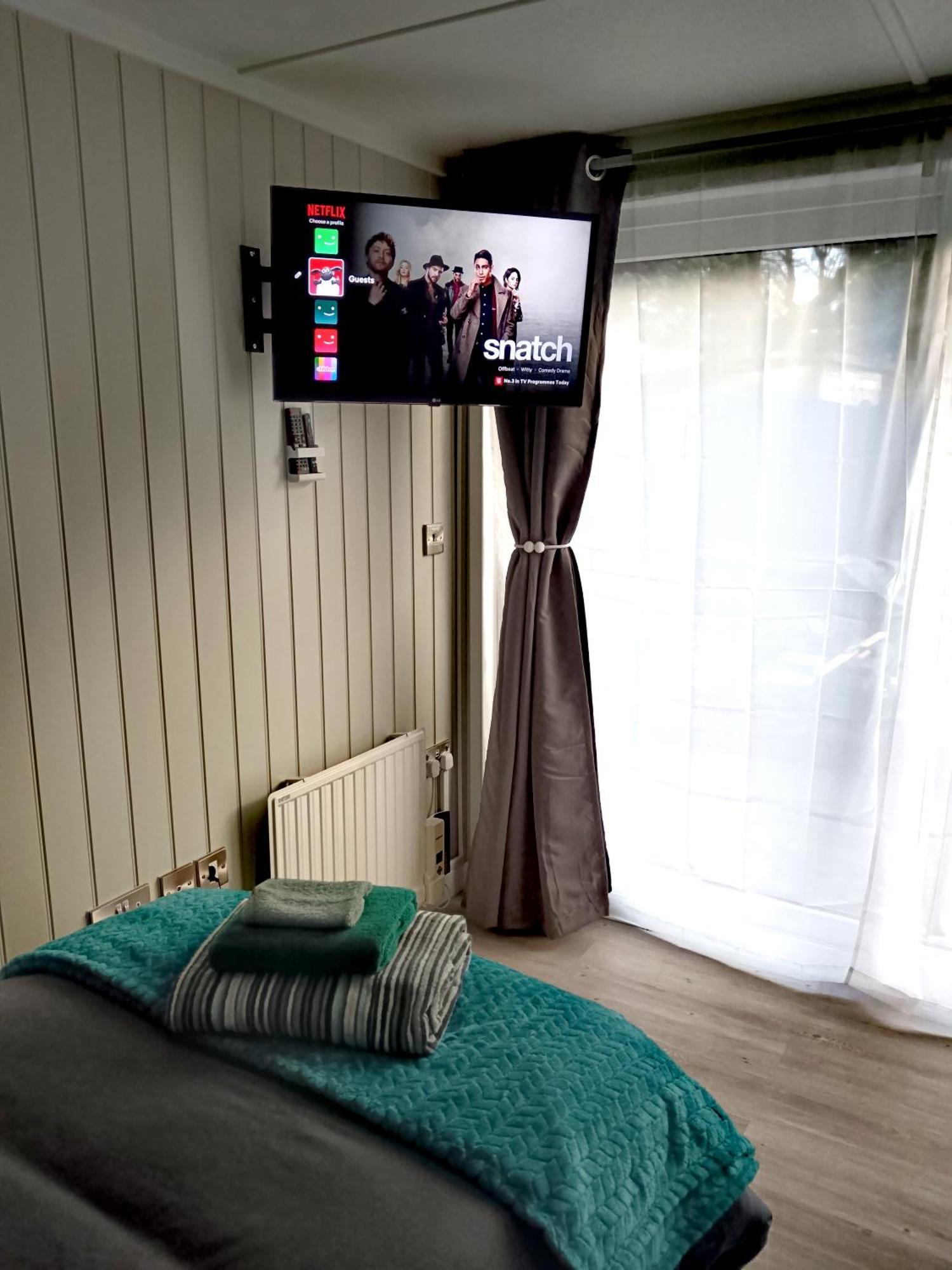 A Lovely 2-bedrooms In - Recently Extended To 355 Feet2 - Up To 4 People Now, Peaceful, With Private Entrance, Free Parking, Kitchenette, Air-con, Heating, X2 Smart Tvs And Super Fast Wi-fi - Bed Options - Singles Or Superking