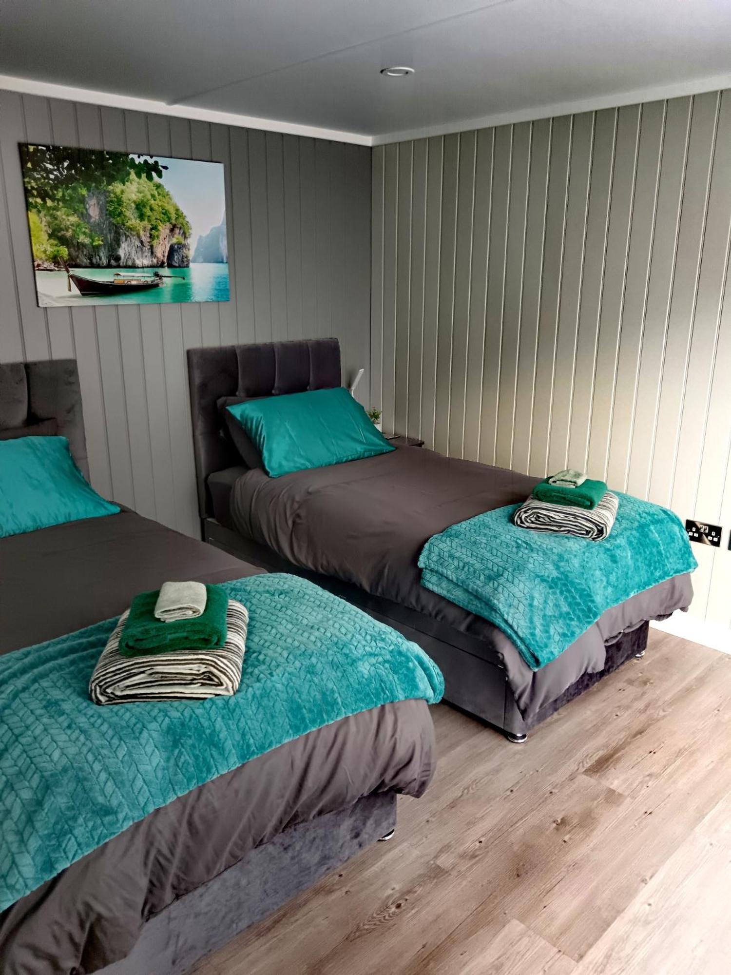 A Lovely 2-bedrooms In - Recently Extended To 355 Feet2 - Up To 4 People Now, Peaceful, With Private Entrance, Free Parking, Kitchenette, Air-con, Heating, X2 Smart Tvs And Super Fast Wi-fi - Bed Options - Singles Or Superking Pensión