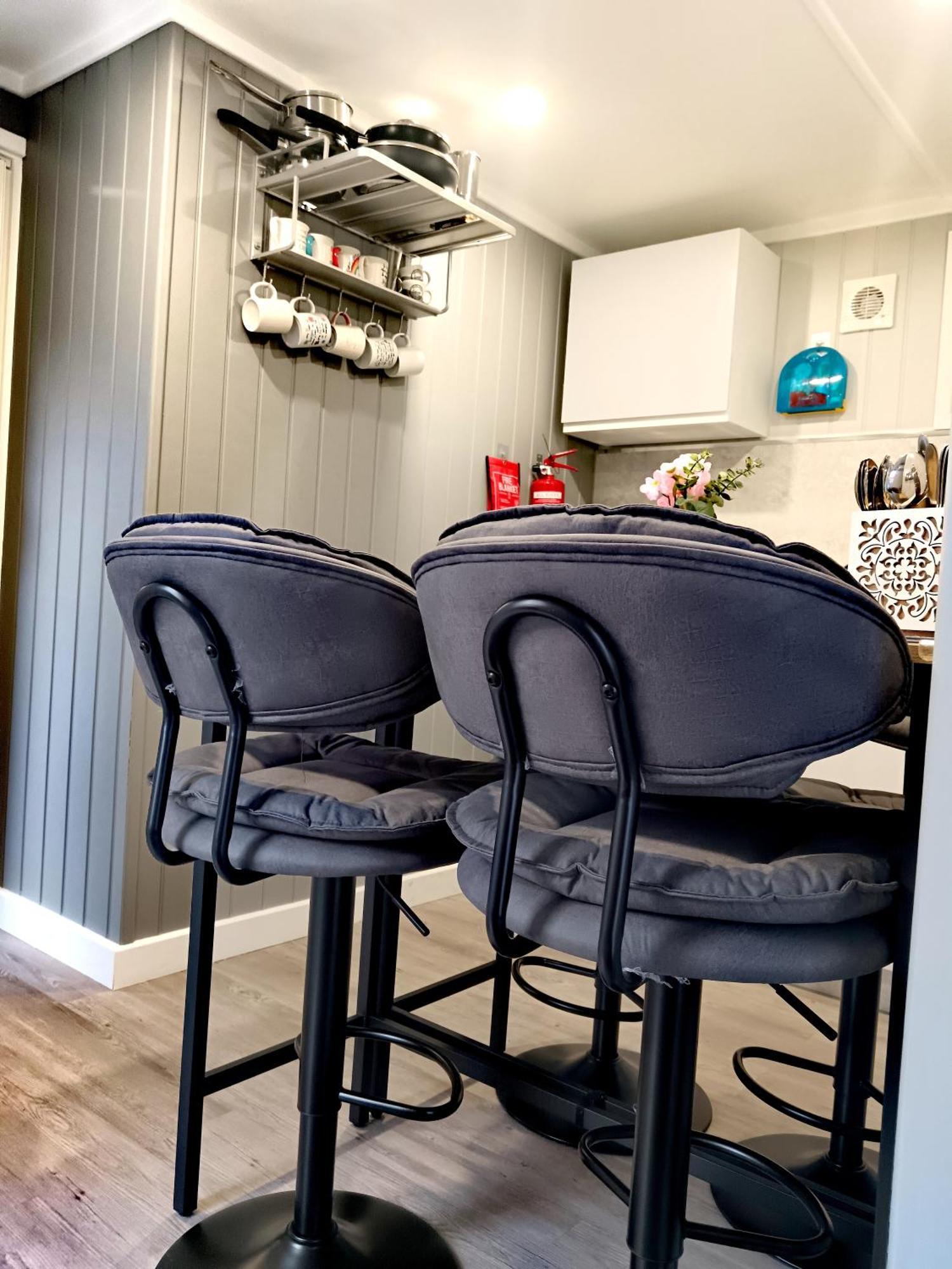 A Lovely 2-bedrooms In - Recently Extended To 355 Feet2 - Up To 4 People Now, Peaceful, With Private Entrance, Free Parking, Kitchenette, Air-con, Heating, X2 Smart Tvs And Super Fast Wi-fi - Bed Options - Singles Or Superking * Derby