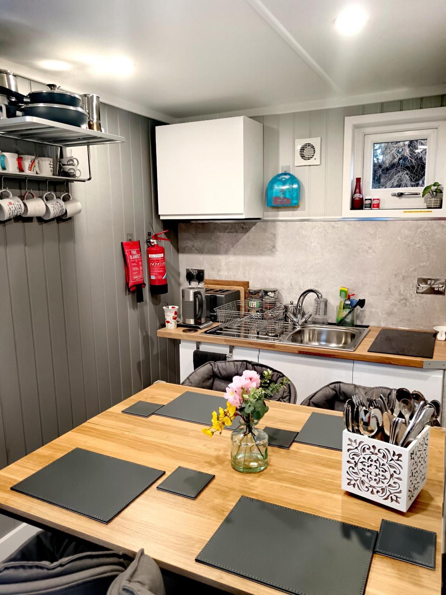 A Lovely 2-bedrooms In - Recently Extended To 355 Feet2 - Up To 4 People Now, Peaceful, With Private Entrance, Free Parking, Kitchenette, Air-con, Heating, X2 Smart Tvs And Super Fast Wi-fi - Bed Options - Singles Or Superking Pensión *