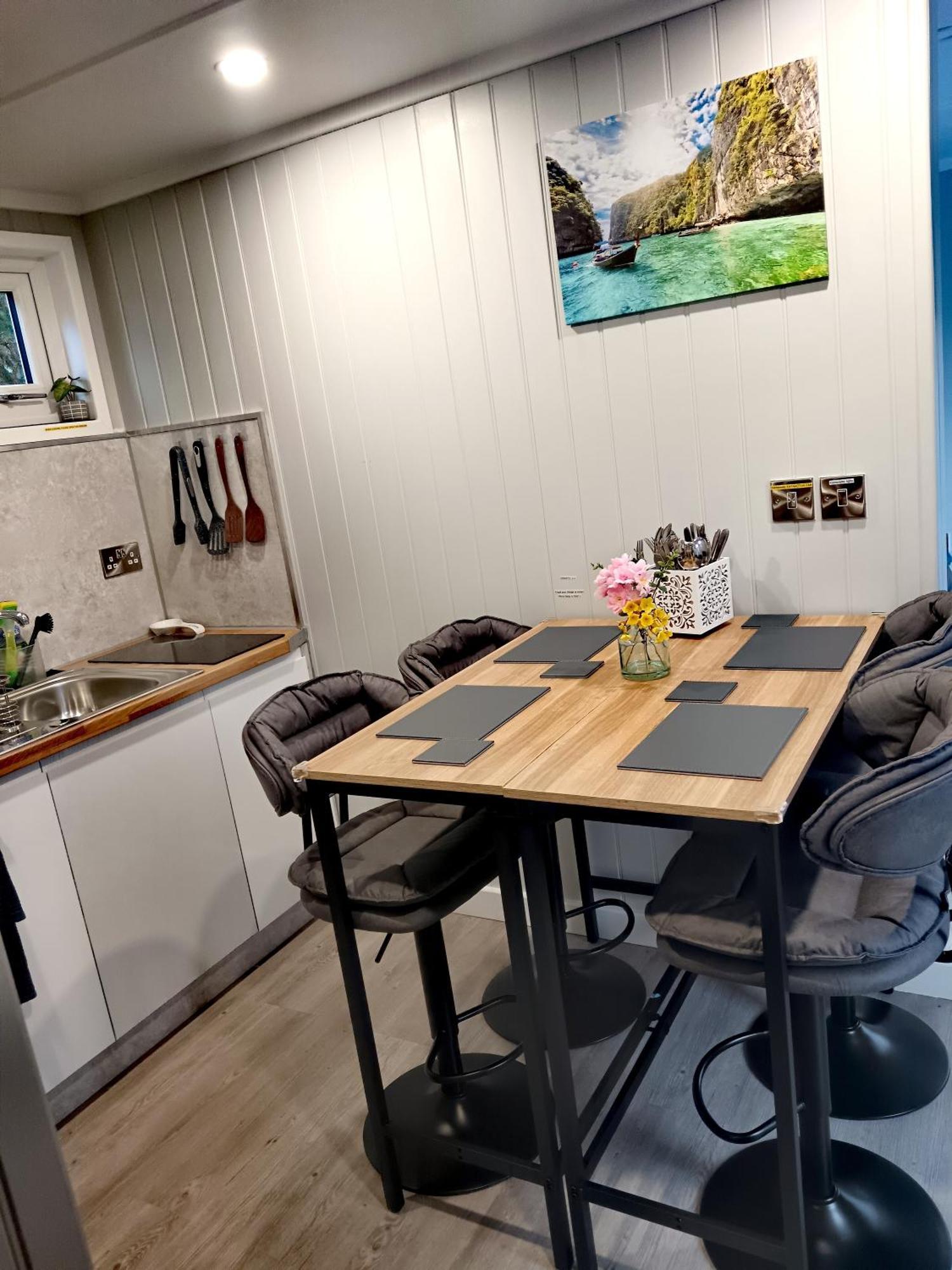 Pensión A Lovely 2-bedrooms In - Recently Extended To 355 Feet2 - Up To 4 People Now, Peaceful, With Private Entrance, Free Parking, Kitchenette, Air-con, Heating, X2 Smart Tvs And Super Fast Wi-fi - Bed Options - Singles Or Superking *