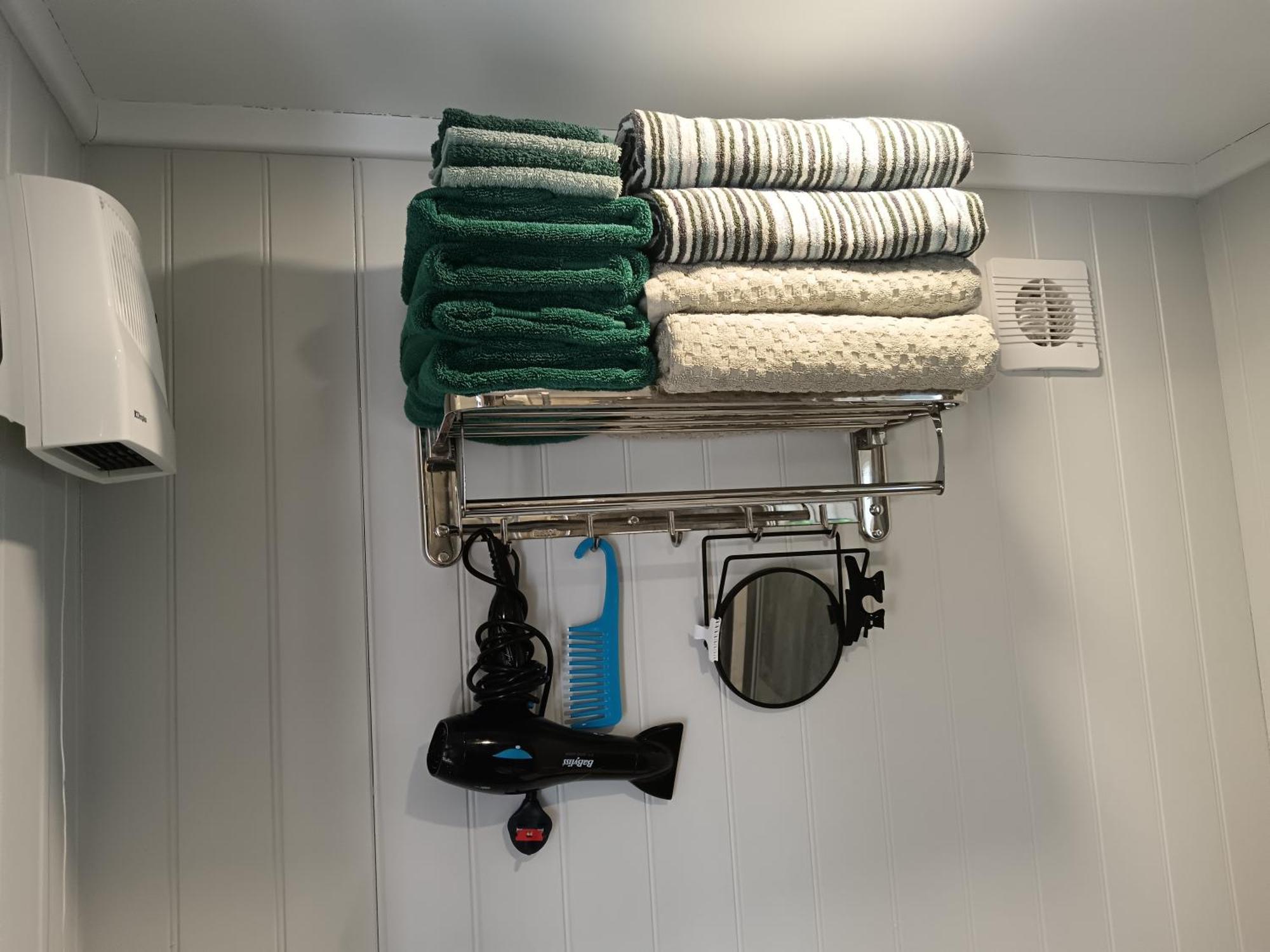 A Lovely 2-bedrooms In - Recently Extended To 355 Feet2 - Up To 4 People Now, Peaceful, With Private Entrance, Free Parking, Kitchenette, Air-con, Heating, X2 Smart Tvs And Super Fast Wi-fi - Bed Options - Singles Or Superking Derby