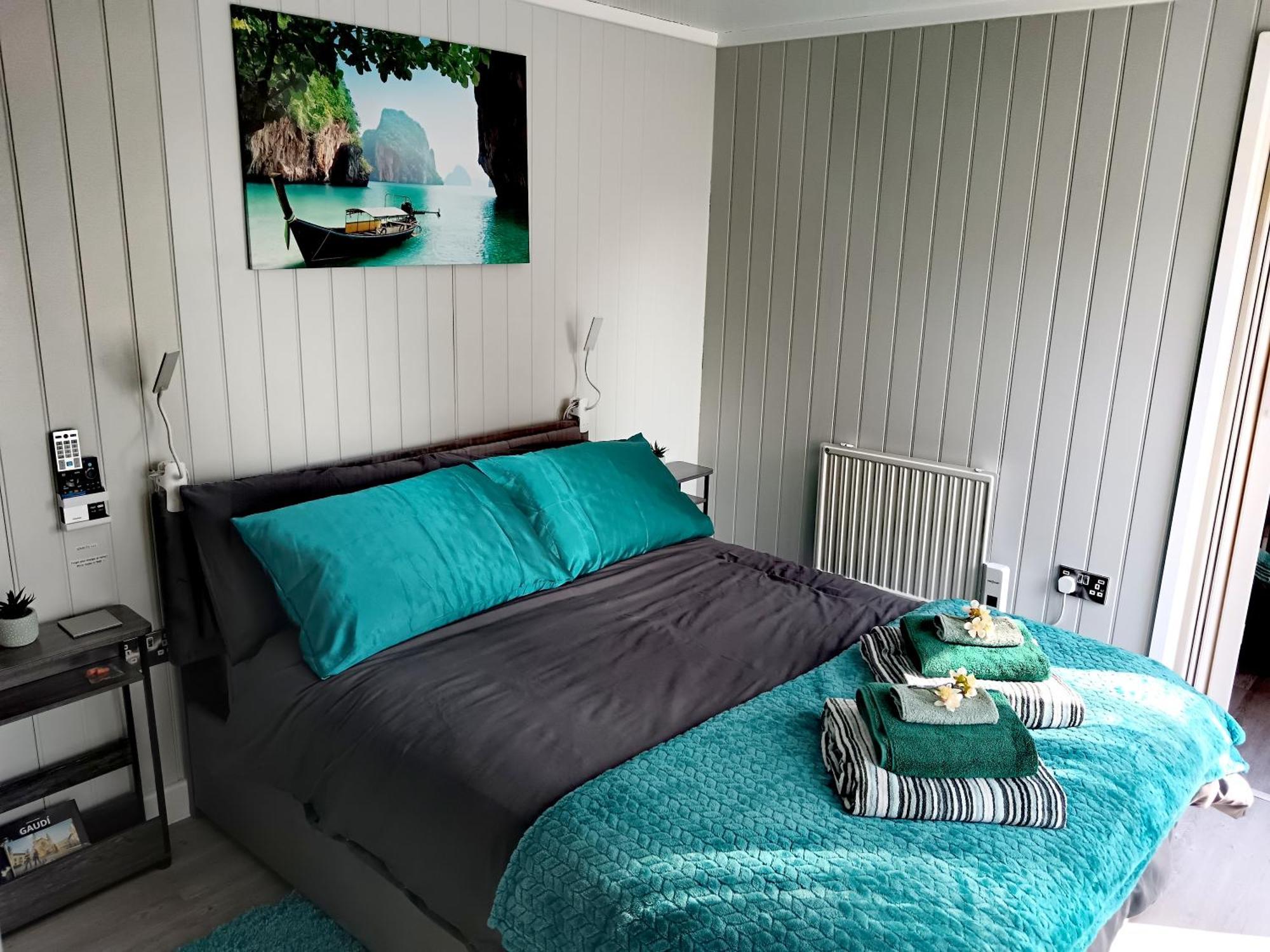 A Lovely 2-bedrooms In - Recently Extended To 355 Feet2 - Up To 4 People Now, Peaceful, With Private Entrance, Free Parking, Kitchenette, Air-con, Heating, X2 Smart Tvs And Super Fast Wi-fi - Bed Options - Singles Or Superking