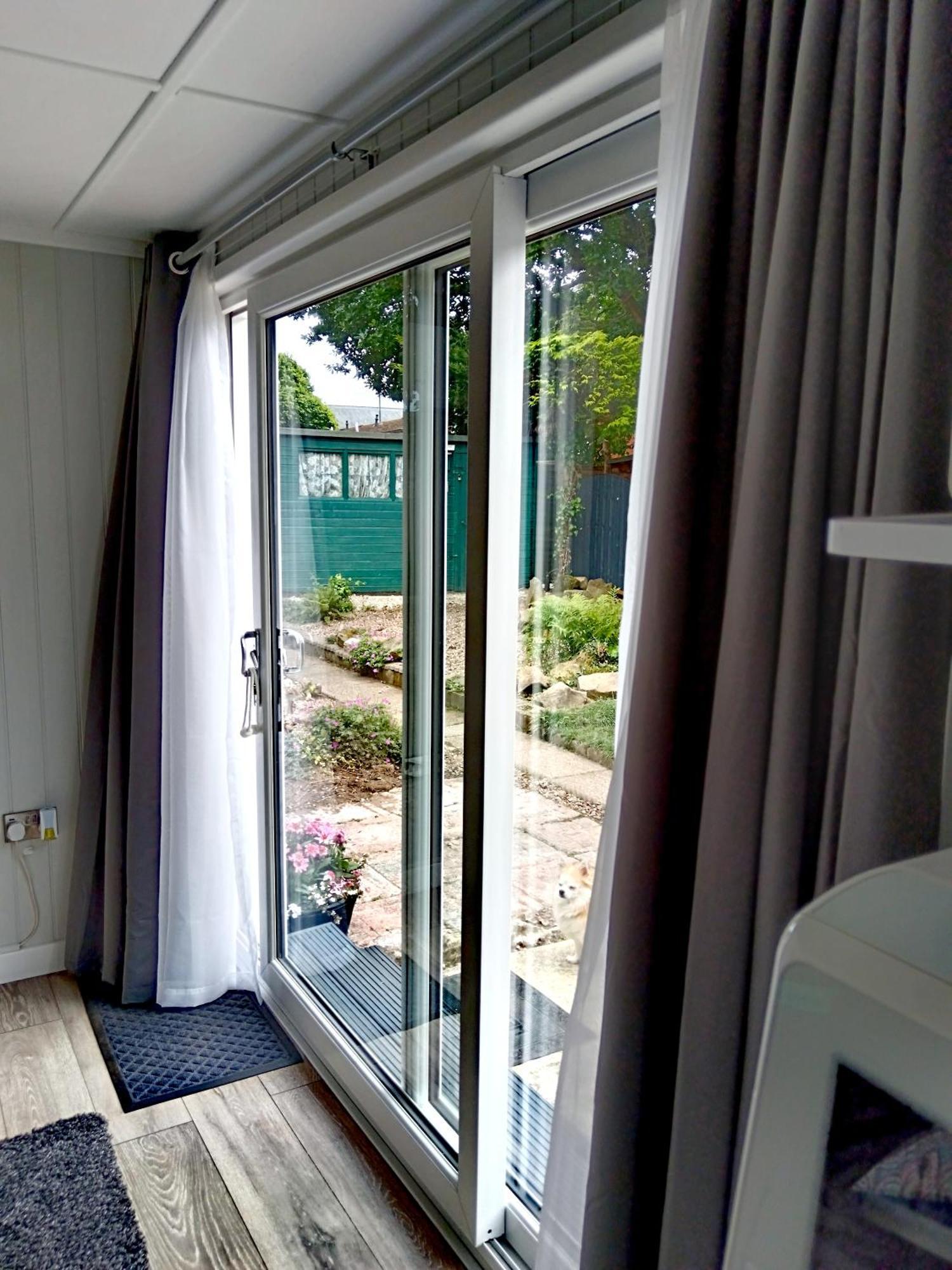 A Lovely 2-bedrooms In - Recently Extended To 355 Feet2 - Up To 4 People Now, Peaceful, With Private Entrance, Free Parking, Kitchenette, Air-con, Heating, X2 Smart Tvs And Super Fast Wi-fi - Bed Options - Singles Or Superking Pensión