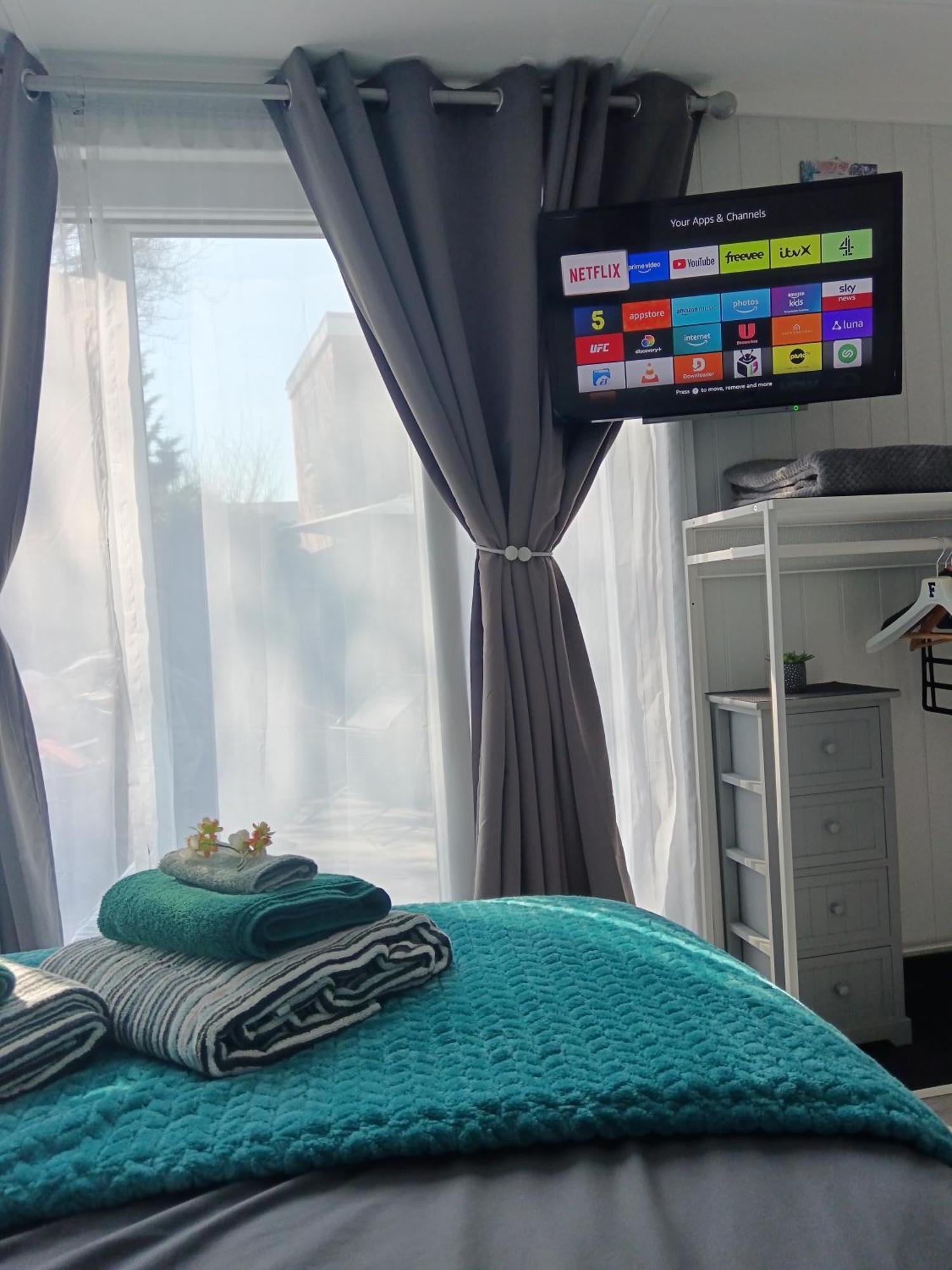 A Lovely 2-bedrooms In - Recently Extended To 355 Feet2 - Up To 4 People Now, Peaceful, With Private Entrance, Free Parking, Kitchenette, Air-con, Heating, X2 Smart Tvs And Super Fast Wi-fi - Bed Options - Singles Or Superking *